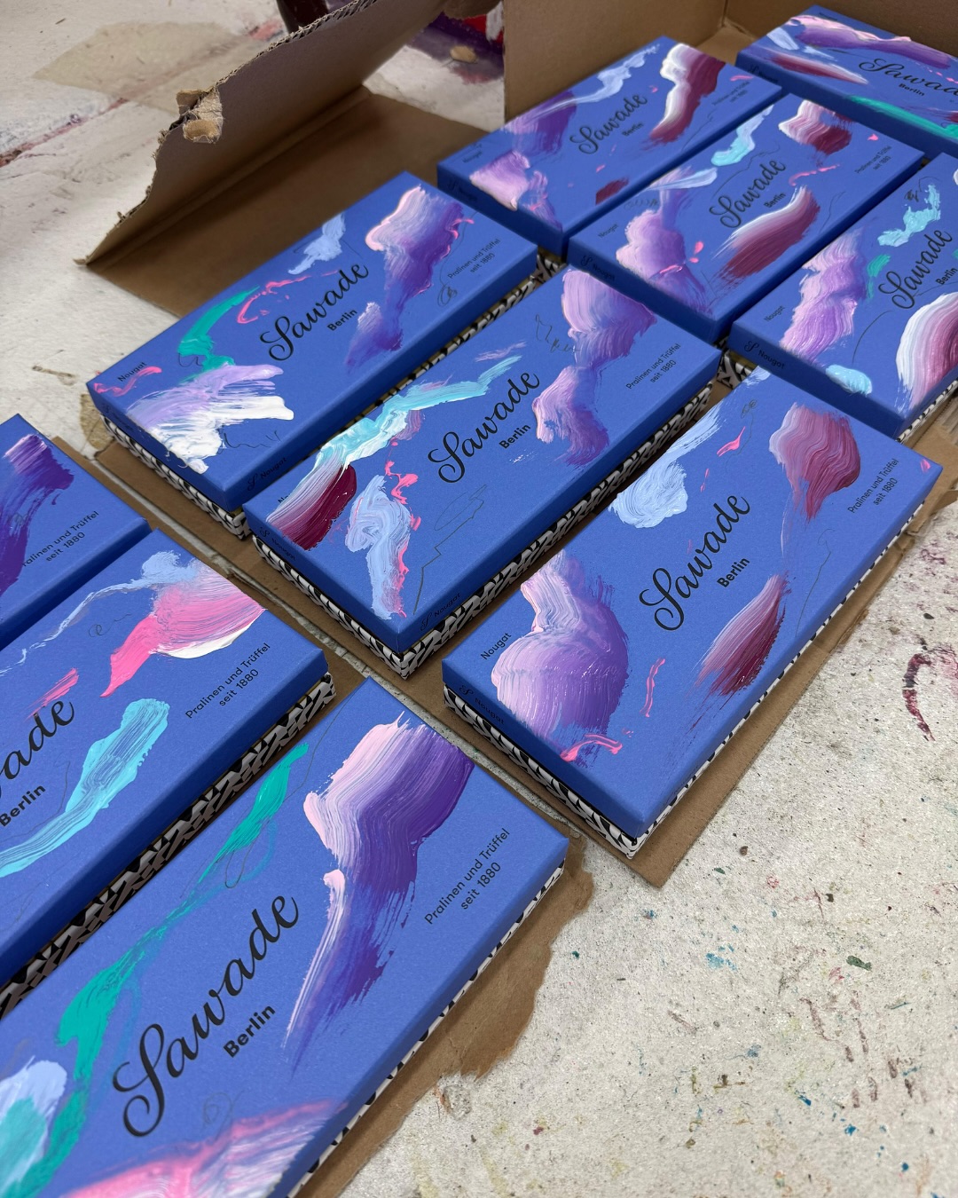 🎨 GIVEAWAY - Limited Edition x Tobias Vetter 🎨

Wenn Kunst auf Pralinen trifft, entsteht etwas Einzigartiges: Gemeinsam mit dem Berliner Künstler Tobias Vetter verlosen wir 10 exklusive, von ihm gestaltete Pralinenschachteln mit feinstem Sawade-Nougat. 🖌️

Jede Schachtel ist ein Unikat: Tobias Vetter ist bekannt für seine farbintensiven, abstrakten Werke, die oft spontane Gestik und Emotionen vereinen – genau wie unsere Pralinen, die Handwerk und Kreativität zusammenbringen. Genuss trifft Kunst – in limitierter Form 💙

So machst du mit: 1️⃣ Folge @sawade.berlin & @tobias_vetter_ 
2️⃣ Like diesen Beitrag
3️⃣ Verlinke eine kreative Person, der du mit dieser limitierten Edition eine Freude machen würdest 🩵

Viel Glück, wir drücken dir die Daumen ✨
‌

*Gewinnspiel Konditionen: Teilnahme bis Freitag, den 3.10.2025, 23:59 Uhr. Ausgelost wird per Zufallsprinzip. Die Gewinner:innen werden per DM benachrichtigt. Teilnahme ab 18 Jahren, ohne Gewähr, keine Barauszahlung. Versand ausschließlich innerhalb Deutschlands. Das Gewinnspiel steht in keinem Zusammenhang mit Meta und wird auch nicht von Meta unterstützt.

#Giveaway #Gewinnspiel #Verlosung #SawadeBerlin #Pralinen #Kunstwerk #TobiasVetter