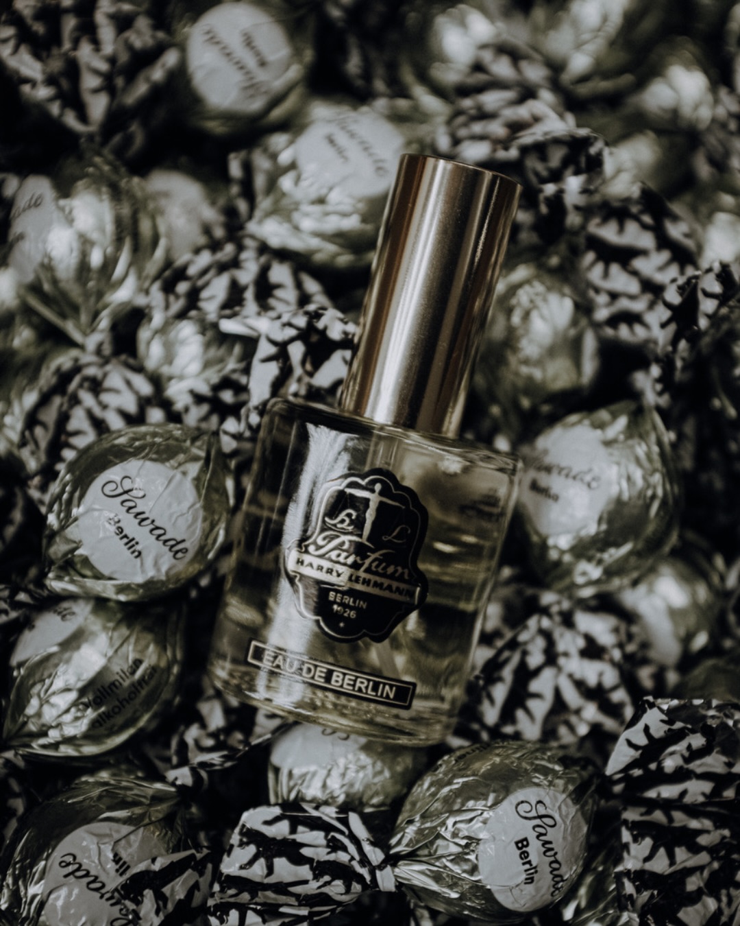 Zwei Berliner Originale, eine süße Überraschung 🎁
Berliner Handwerkskunst verbindet: Ob Parfümerie oder Pralinen, bei @harrylehmannparfum und @sawade.berlin stehen traditionelle Herstellung und die Liebe zum Detail an erster Stelle.
Dank der Freundschaft zwischen beiden Häusern gibt es beim nächsten Besuch im Ladengeschäft von Harry Lehmann jetzt eine kleine Überraschung: feinste Pralinen von @sawade.berlin – frisch aus der Manufaktur 🍬
Wer noch mehr entdecken möchte: Weihnachtlichen Pralinen und Trüffel von Sawade gibt’s ganz in der Nähe am Kurfürstendamm 32. Und Harry Lehmann freut sich in der Kantstraße 106 auf Ihren Besuch. 🎁✨
#HarryLehmann #Parfüm #SawadeBerlin #Pralinen #MadeinBerlin