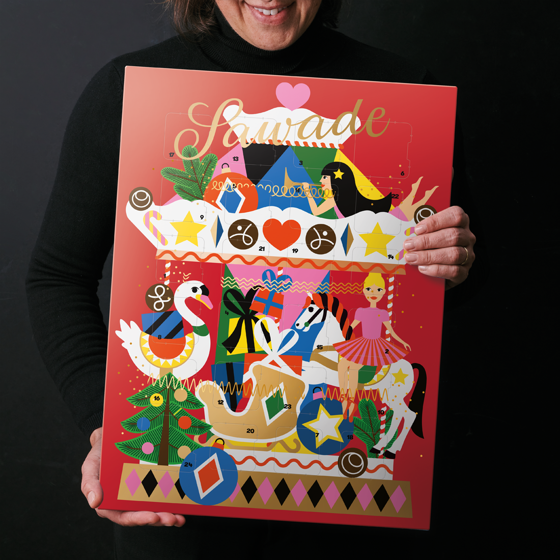 Stimmungsbild: Adventskalender Karussell wird auf dunklem Hintergrund in den Händen gehalten Stimmungsbild: Adventskalender Karussell wird auf dunklem Hintergrund in den Händen gehalten