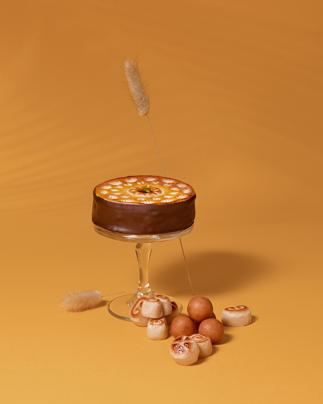 Choose your Marzipan. 🤎 Geflämmt, gerollt, geschichtet… Was darf es heute sein? Edelmarzipan Teekonfekt, unsere Sawade Torte oder doch lieber unsere Marzipankartoffeln? Wir wissen: Schwierige Entscheidung!