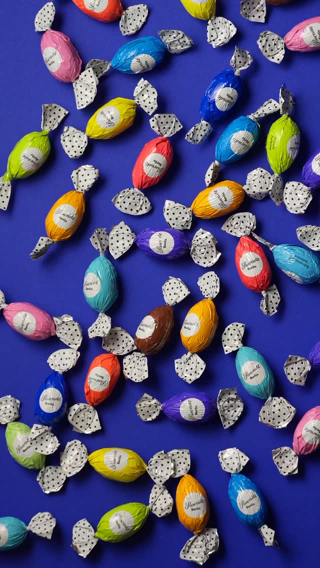 Ei, ei, ei … 🥚✨
Endlich sind unsere Sawade-Ostereier zurück: Mehr als 20 Sorten, von zart schmelzend bis überraschend knusprig. Jedes Ei ein kleines Meisterstück.

Ob einzeln zum Verstecken oder gesammelt in unserer stilvollen Geschenkdose, diese Eier machen den Frühling bunter 💛

#SawadeBerlin #Ostern #Ostereier #Pralinen