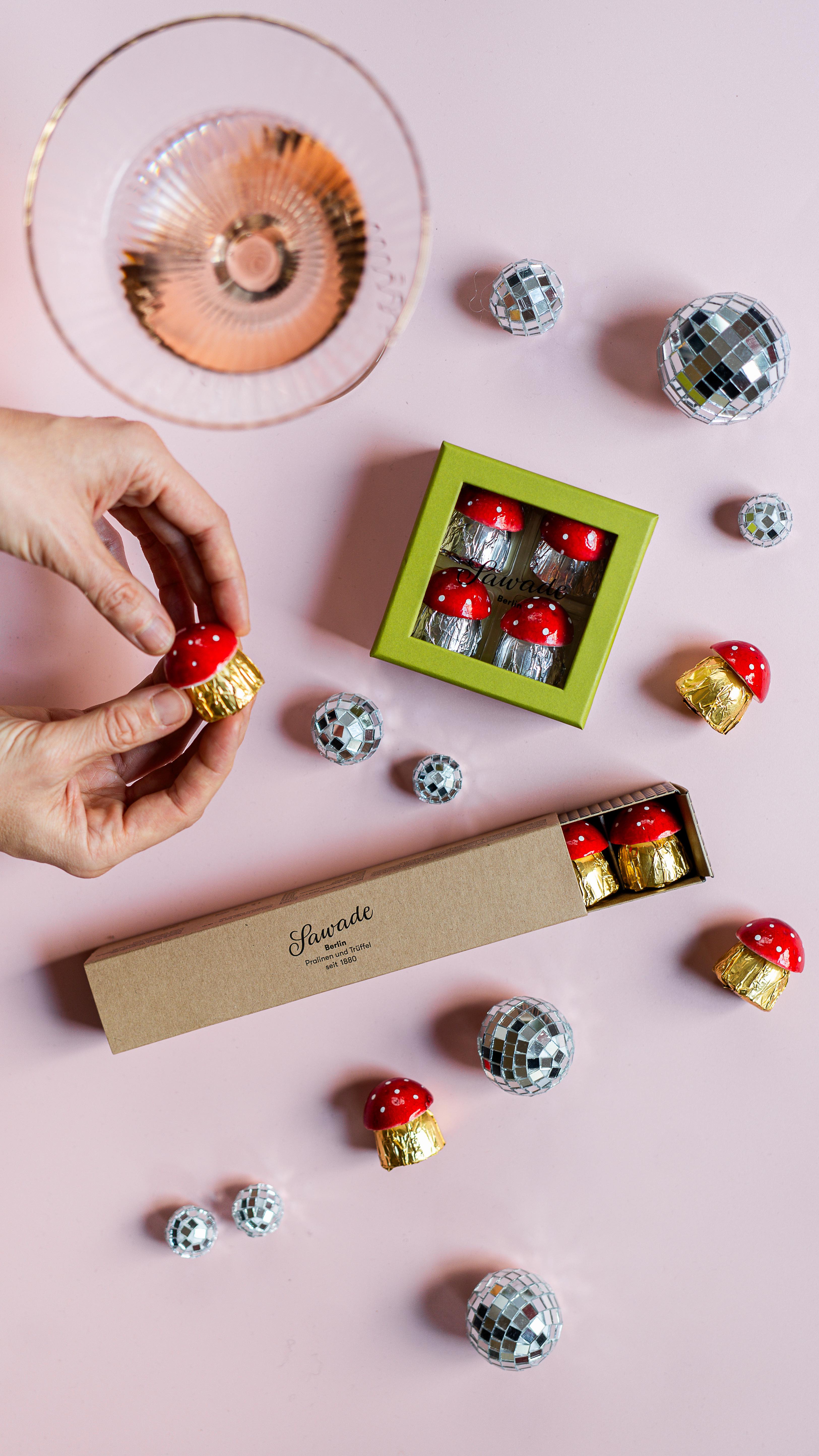 Hello 2026 🥂✨ Prickelnder Champagner, ein bisschen Glück und die süßesten Begleiter für den Jahreswechsel: unsere Sawade Glückspilze & Pralinen. Für einen Start ins neue Jahr voller guter Vibes, Genuss und einem Hauch Magie. Wir wünschen euch Glück, Gesundheit und viele süße Momente in 2026.
Cheers & Happy New Year 🥂✨🍄
‌

#SawadeBerlin #HappyNewYear #Silvester #Glückspilze #Pralinenliebe