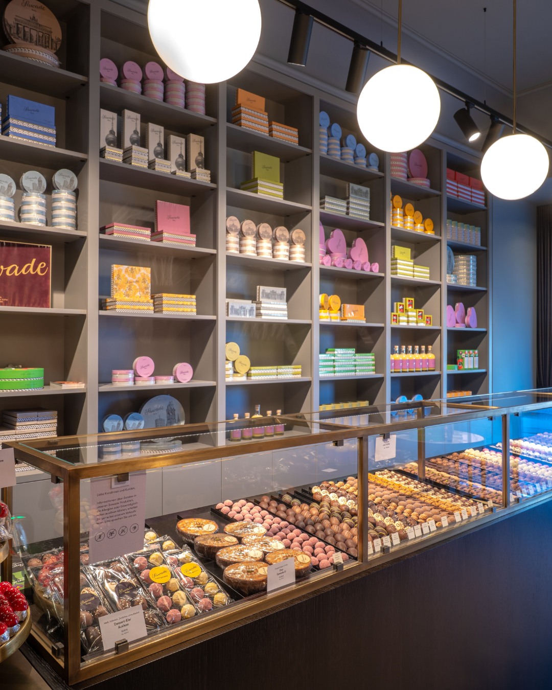 Last Minute Oster-Shopping? - We got you! 🩷

Für alle Berliner, die’s stilvoll und last minute mögen - in unseren 11 Sawade Filialen in Berlin findest du alles für die süße Suche zu Ostern. Von unseren Edelmarzipan Eiern, über unseren Dürerhasen bis hin zu liebevoll verpackten Geschenkideen. Und das Beste: Eine neue Filiale gibt’s jetzt auch in Zehlendorf am Teltower Damm!

Vorbeikommen, stöbern, schenken ✌🏼🎀

📸 @thedudeforfood 

#SawadeBerlin #Ostern #Geschenke #LastMinute #PralinenLiebe #BerlinTipp
