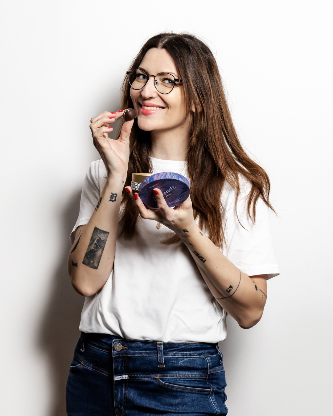 Marie steht als Fotografin @mariestaggat normalerweise hinter der Kamera – und hat dabei auch schon für uns zahlreiche Pralinen perfekt in Szene gesetzt. Für unser Pralinenportrait macht sie eine Ausnahme und stellt ihre Lieblingspraline vor.

»Die Mousse au Chocolat Pralinen sind mein Favorit: Außen edle Zartbitterschokolade, innen fluffige Mousse – leicht, luftig und trotzdem intensiv. Genau mein Ding: klassisch, aber mit Twist. Und perfekt für eine kreative Pause mit Espresso und Playlist,« schwärmt Marie.

Übrigens - leicht gekühlt schmecken diese Pralinen im Sommer am besten! 💜

#SawadeBerlin #PralinenPortrait #Trüffel #Pralinen #MousseauChocolat