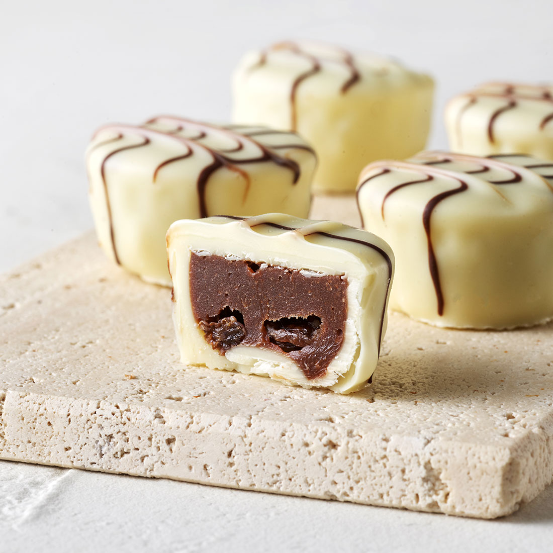 Stimmungsbild: Karamell-Rum-Trauben Trüffel dekorativ aufgeschnitten Stimmungsbild: Karamell-Rum-Trauben Trüffel dekorativ aufgeschnitten