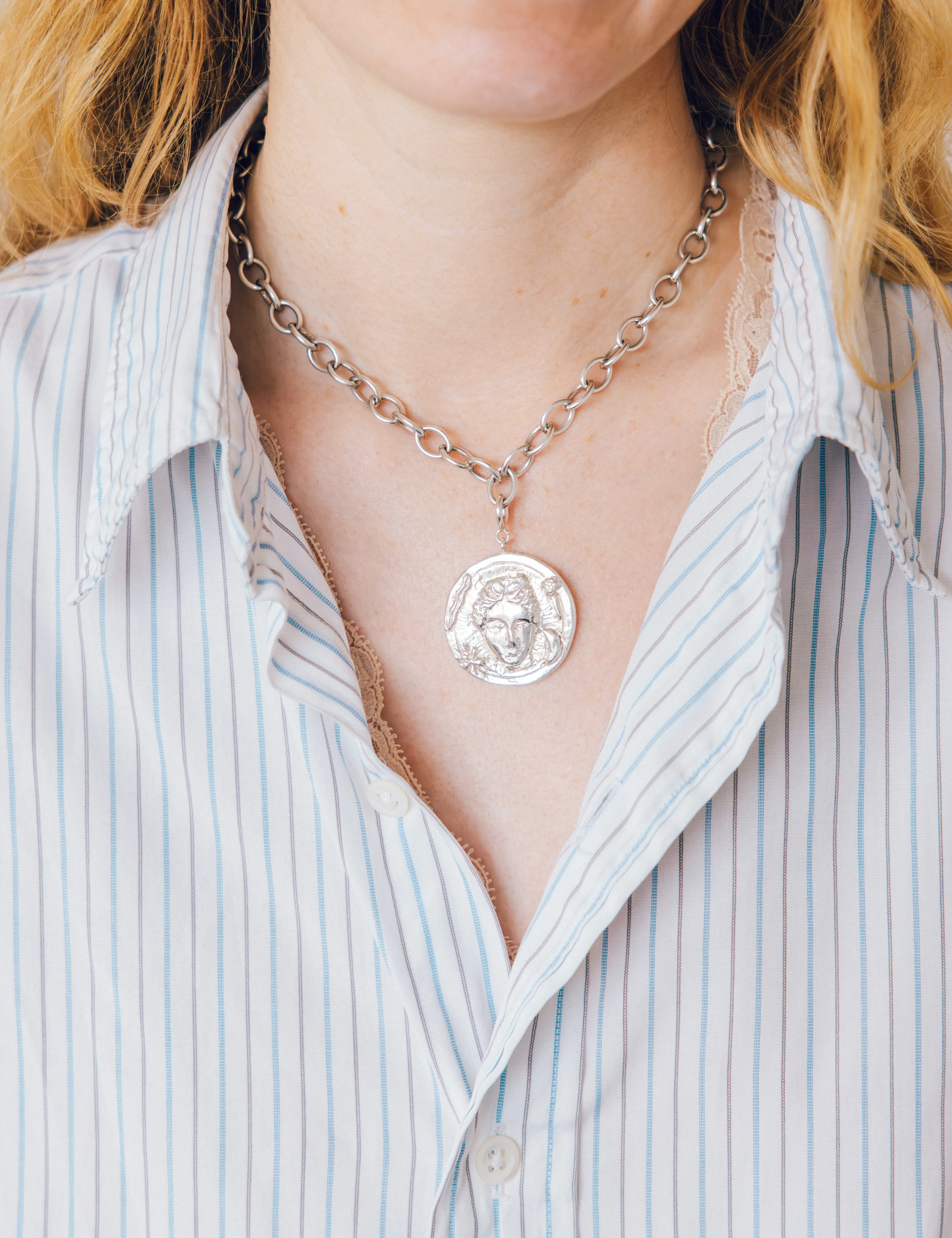 Amulett aus Silber mit dem Gesicht der Venus
