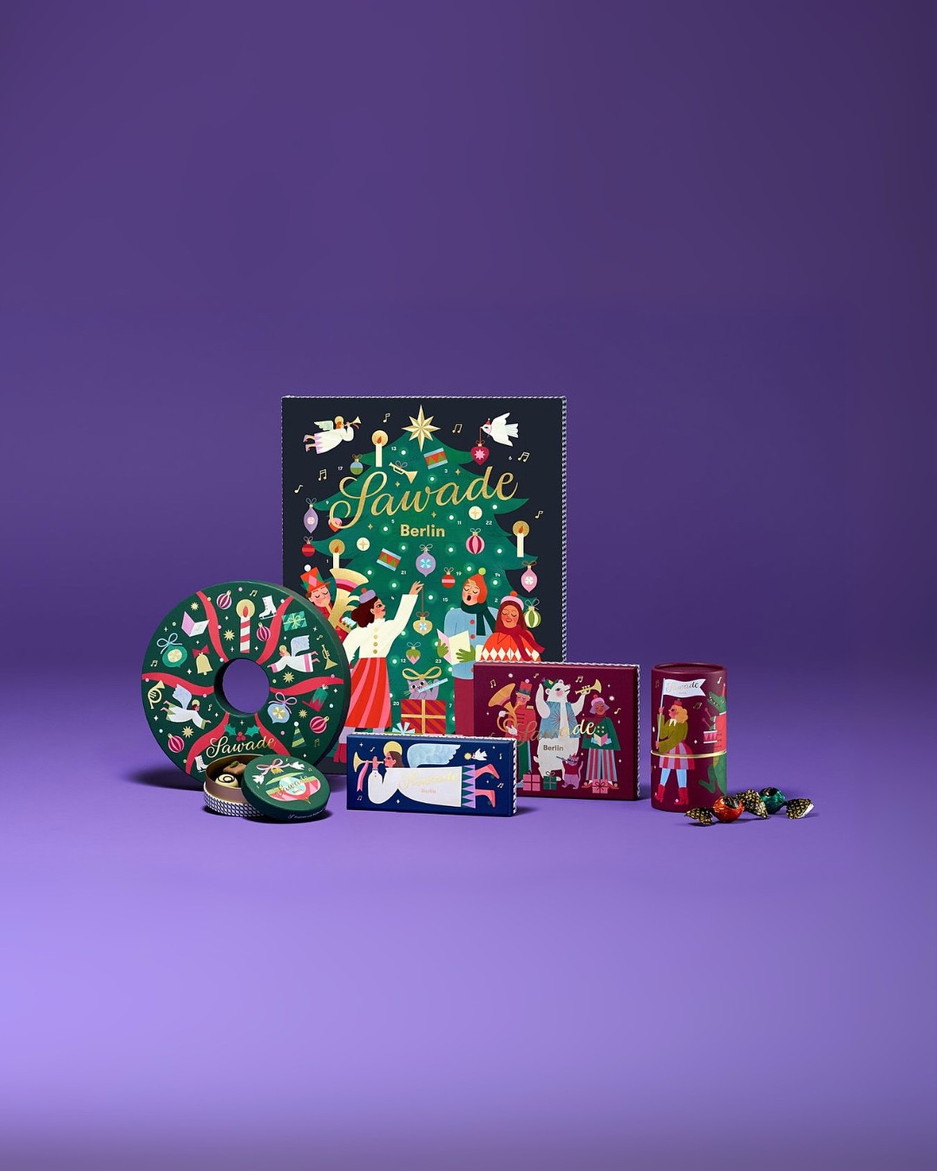 Alle Jahre wieder: Die neue Edition »Clare Owen« verwandelt Weihnachten in ein farbenfrohes Gesamtkunstwerk – mit Illustrationen von @clareowenillustration voller Musik, Freude und leuchtender Farben. ✨

Highlight: Unser Sawade Adventskalender 2025! Hinter 24 Türchen warten ausgewählte Pralinen, Trüffel und Weihnachtsspezialitäten – handgefertigt, einzigartig und wahlweise gemischt oder alkoholfrei. 🎄

Jetzt entdecken, vormerken und stilvoll in die Adventszeit starten. ❤️🍫
‌

#SawadeBerlin #ClareOwen #Weihnachtssortiment #Adventskalender #Pralinen #Trüffel
