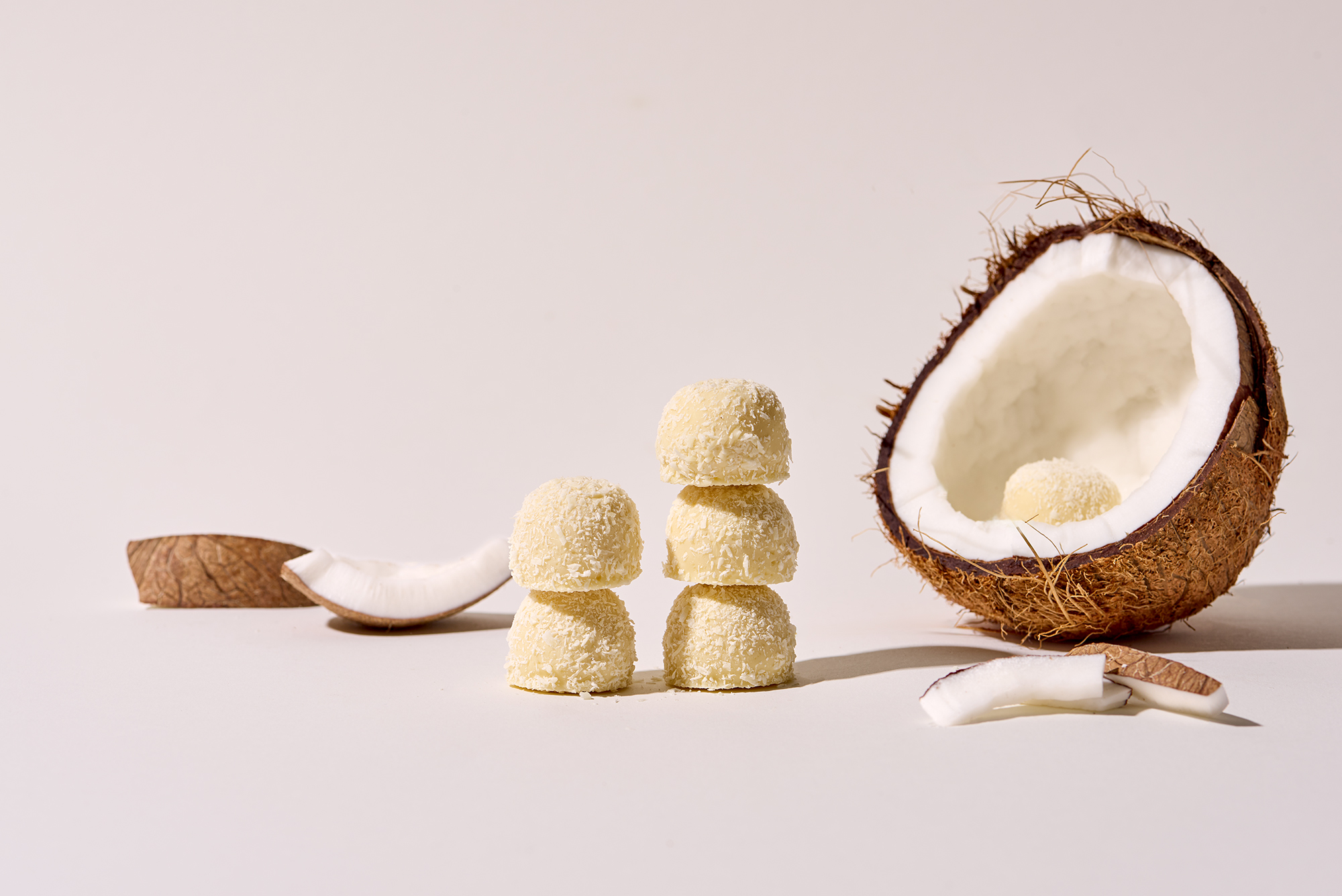 Stimmungsbild: Kokos-Trüffel mit frischer Kokosnuss