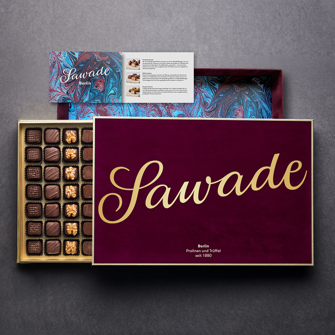 Stimmungsbild: Geöffnete Samtschachtel inklusive Booklet Stimmungsbild: Geöffnete Samtschachtel inklusive Booklet