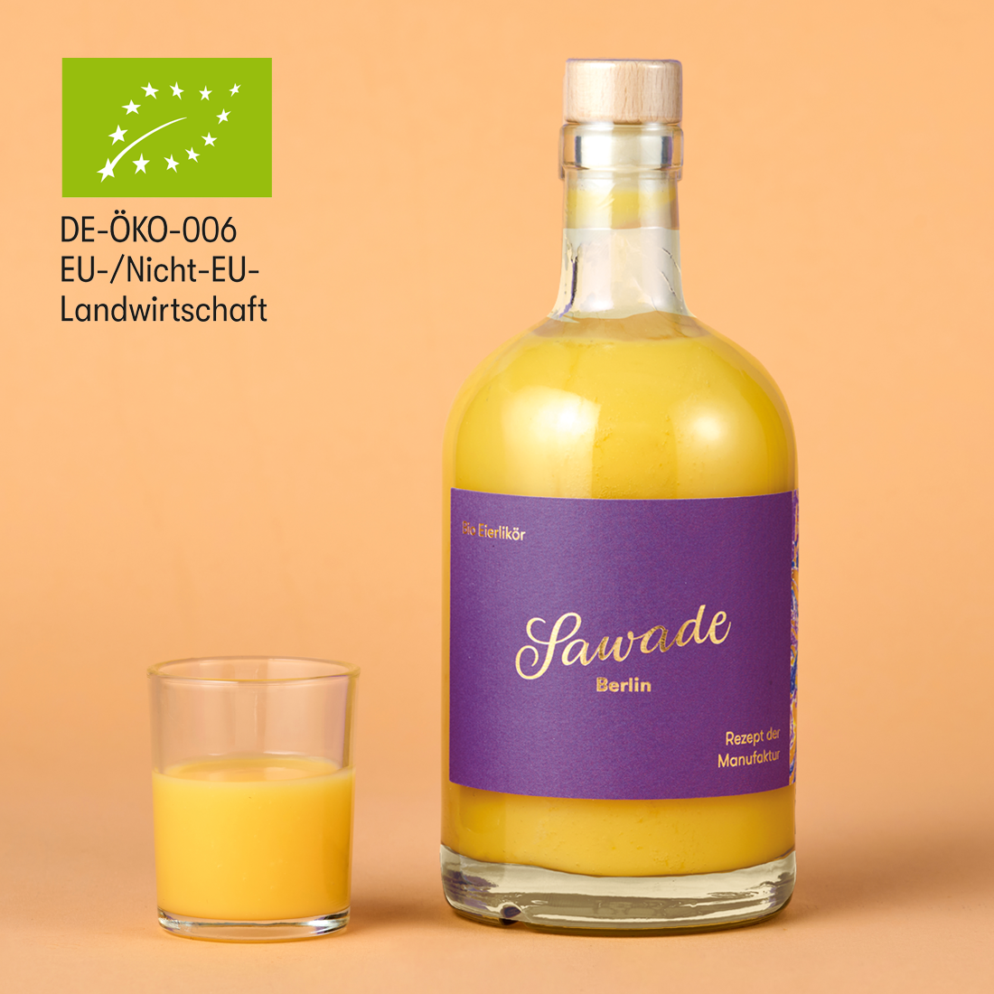 Eierlikörflasche mit einem Glas gefüllt mit Eierlikör und dem Bio Siegel