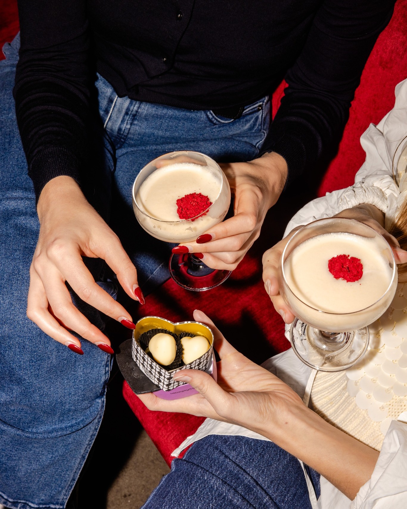 Store Opening am Kollwitzplatz — let’s celebrate mit Champagner + Praline! 🥂✨
Endlich ist es so weit: Wir eröffnen unseren neuen Sawade Store am Kollwitzplatz – und du bist herzlich eingeladen, mit uns anzustoßen!
🥂 Champagner + Praline
🗓️ Samstag, 14. Februar 2026
🕑 14:00 – 16:00 Uhr
📍 Sawade | Kollwitzstraße 81, 10435 Berlin
Komm vorbei auf ein kühles Glas Champagner und handgemachte Pralinen. Bring gern eine Begleitung mit – sharing is caring 💕
Wir freuen uns auf dich!
📸 @mariestaggat
#SawadeBerlin #Pralinenliebe #NewStore #Kollwitzplatz #StoreOpening