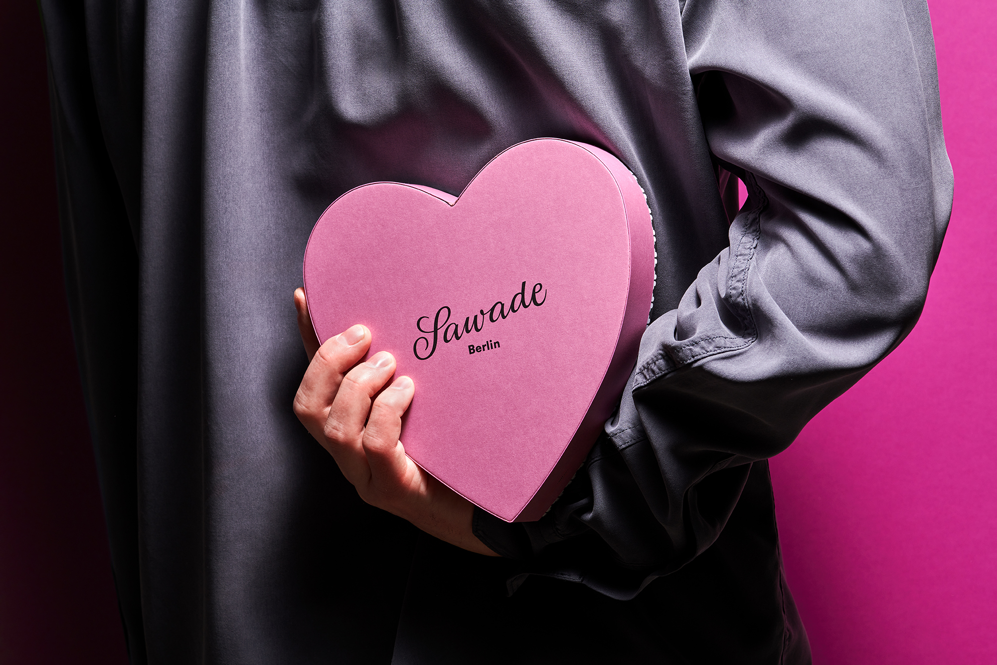 Stimmungsbild: Herzschachtel hinter dem Rücken versteckt