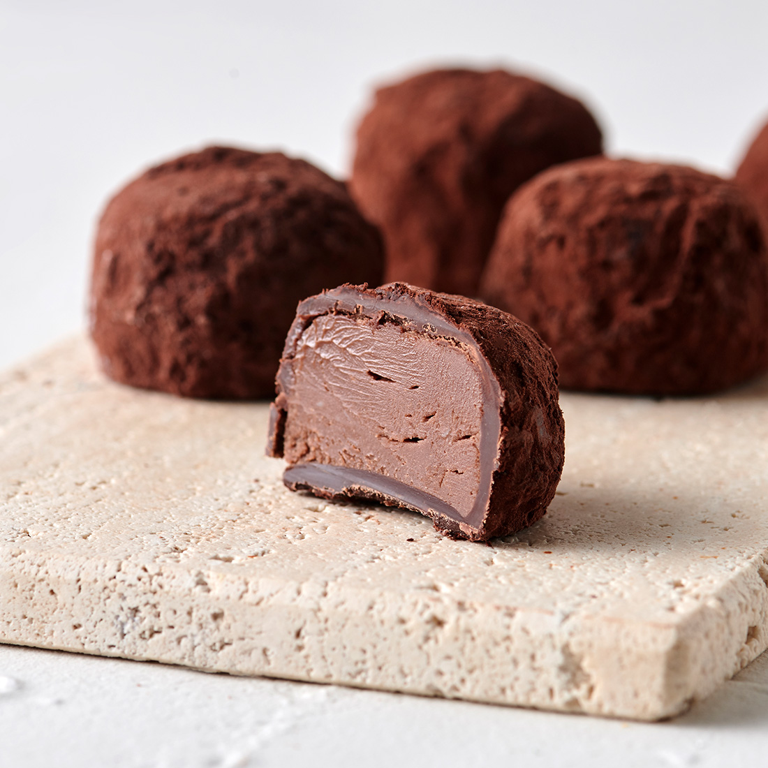 Stimmungsbild: Alteisen-Trüffel Kaffee dragiert dekorativ angeschnitten Stimmungsbild: Alteisen-Trüffel Kaffee dragiert dekorativ angeschnitten