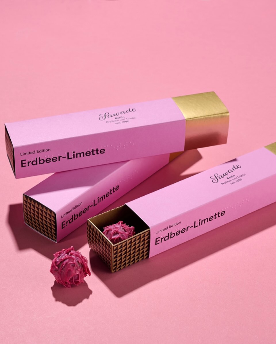 Neue Saison. Neuer Genuss.

Mit unseren Frühlingstrüffeln wird der Frühling extra fruchtig.
Frisch aus der Manufaktur und in zwei neuen Sorten erhältlich: Rhabarber-Joghurt und Erdbeer-Limette. Nur solange der Vorrat reicht.
Schon probiert? 🌸

\#SawadeBerlin #Pralinen #Frühling #LimitedEdition