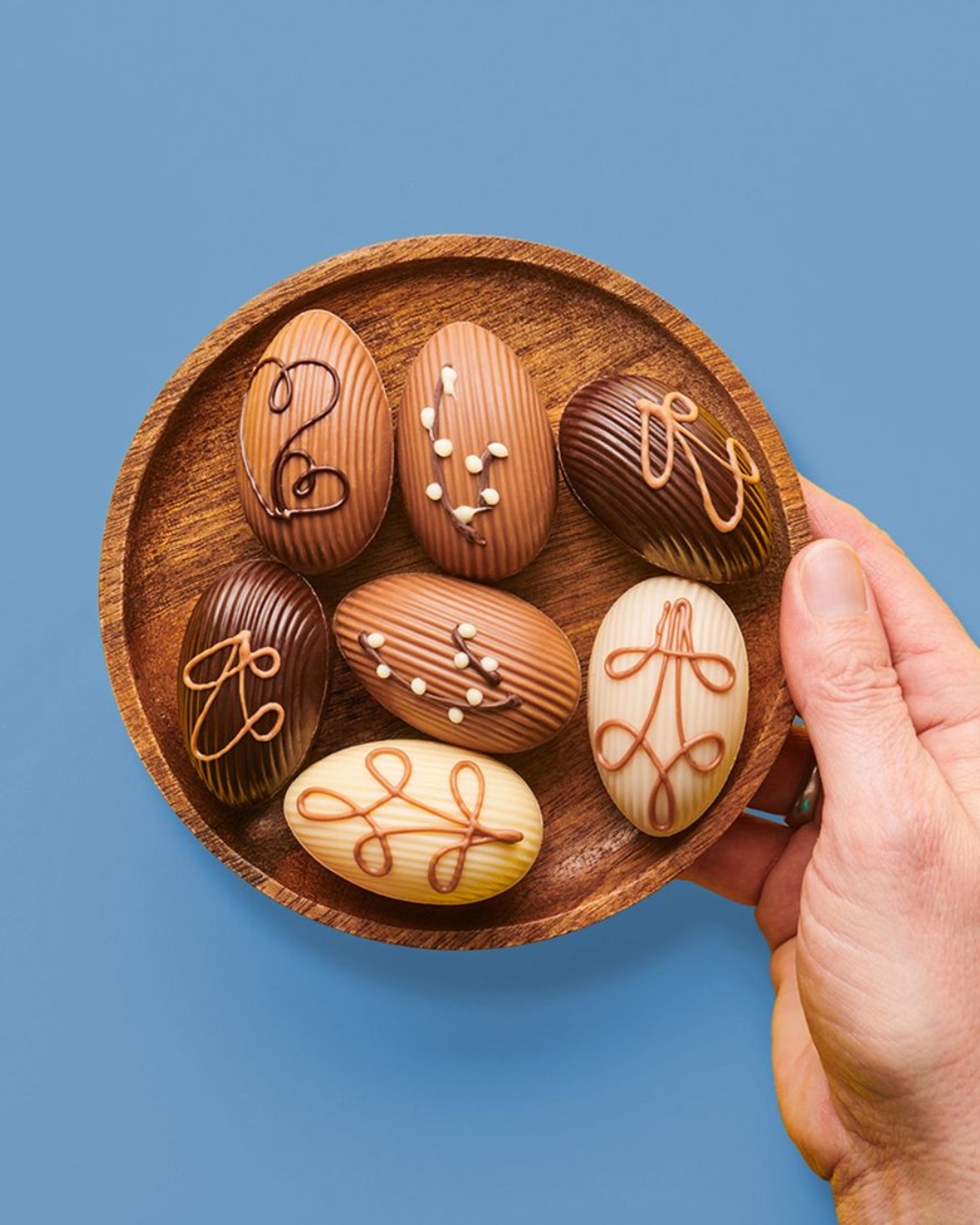 Klein. Fein. Ei-nzigartig.
Unsere Dessert-Eier in Nussnougat, Vanillebutter-Trüffel, Sahnenougat und Vanille-Karamell – von Hand dekoriert. Ein echtes Nest-Highlight 💛🥚
#Ostereier #Pralinen #Ostern #SawadeBerlin