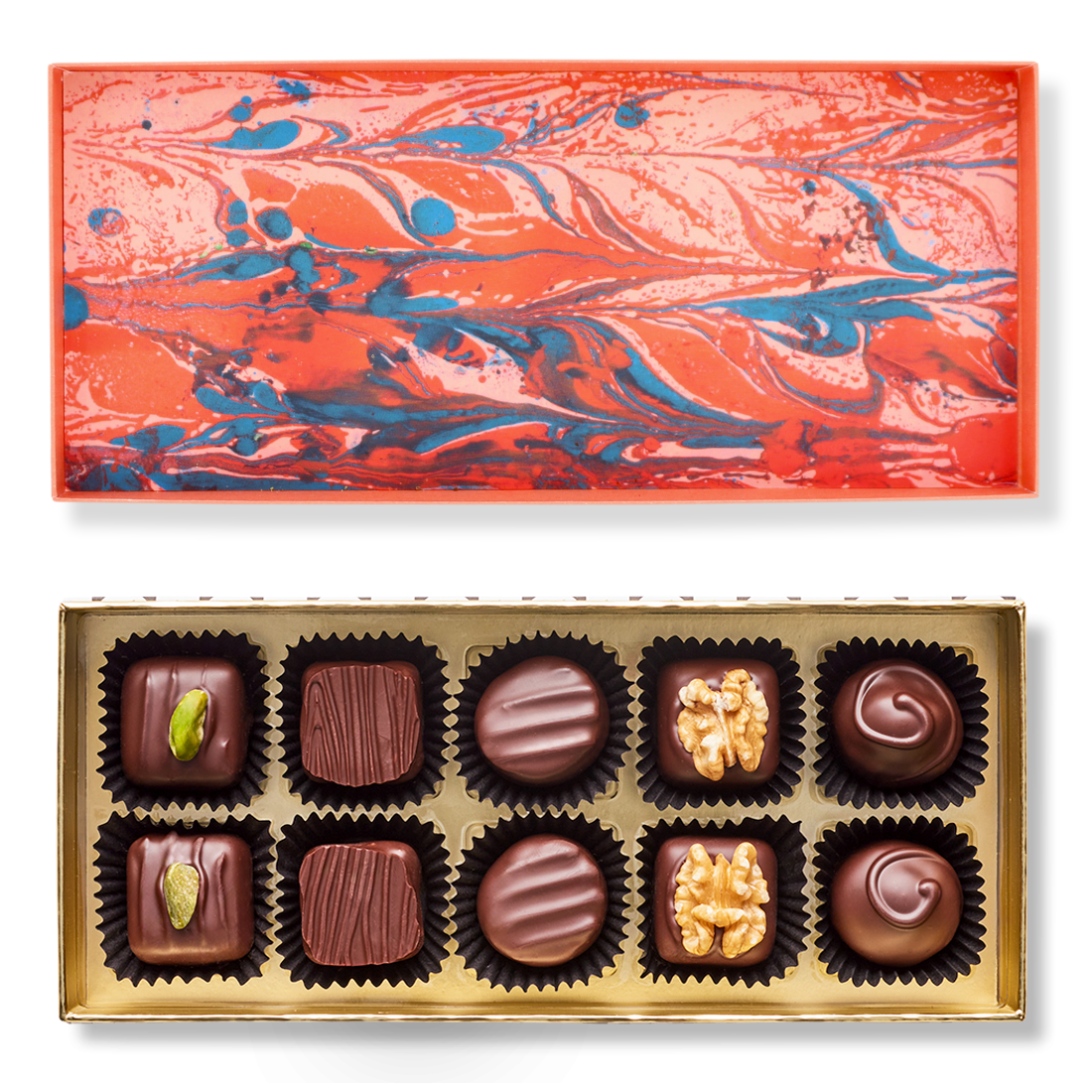 Pralinenschachtel Marzipan Produktbild: Klassische Pralinenschachtel, Ansicht vom Deckel innen mit Marmormuster rot-mehrfarbig und Innenansicht mit zehn unterschiedlichen Pralinen in fünf Sorten