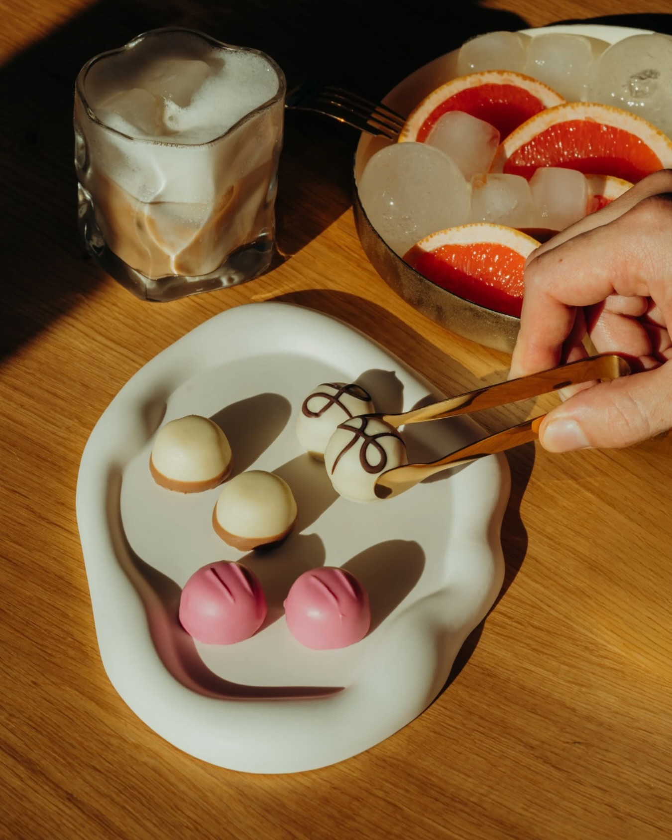 Sommergenuss à la Sawade ❄️🍸 Unsere Likör-Pralinen zeigen sich von ihrer erfrischenden Seite: Trüffel mit Baileys®, Cointreau-Butter-Trüffel und Grand Marnier-Trüffel entfalten gekühlt ihr ganzes Aroma – sahnig, edel, unwiderstehlich.
Einfach im Kühlschrank lagern und gekühlt genießen.
‌
📸 @thedudeforfood 

#Eiskonfekt #Sommergenuss #SawadeBerlin #Likörpralinen