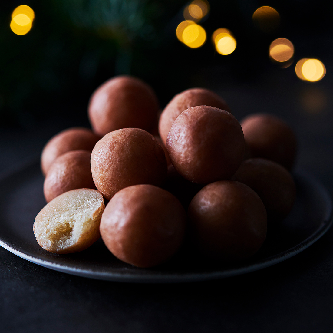 Stimmungsbild: Marzipan-Kartoffeln dekorativ angeschnitten  Stimmungsbild: Marzipan-Kartoffeln dekorativ angeschnitten