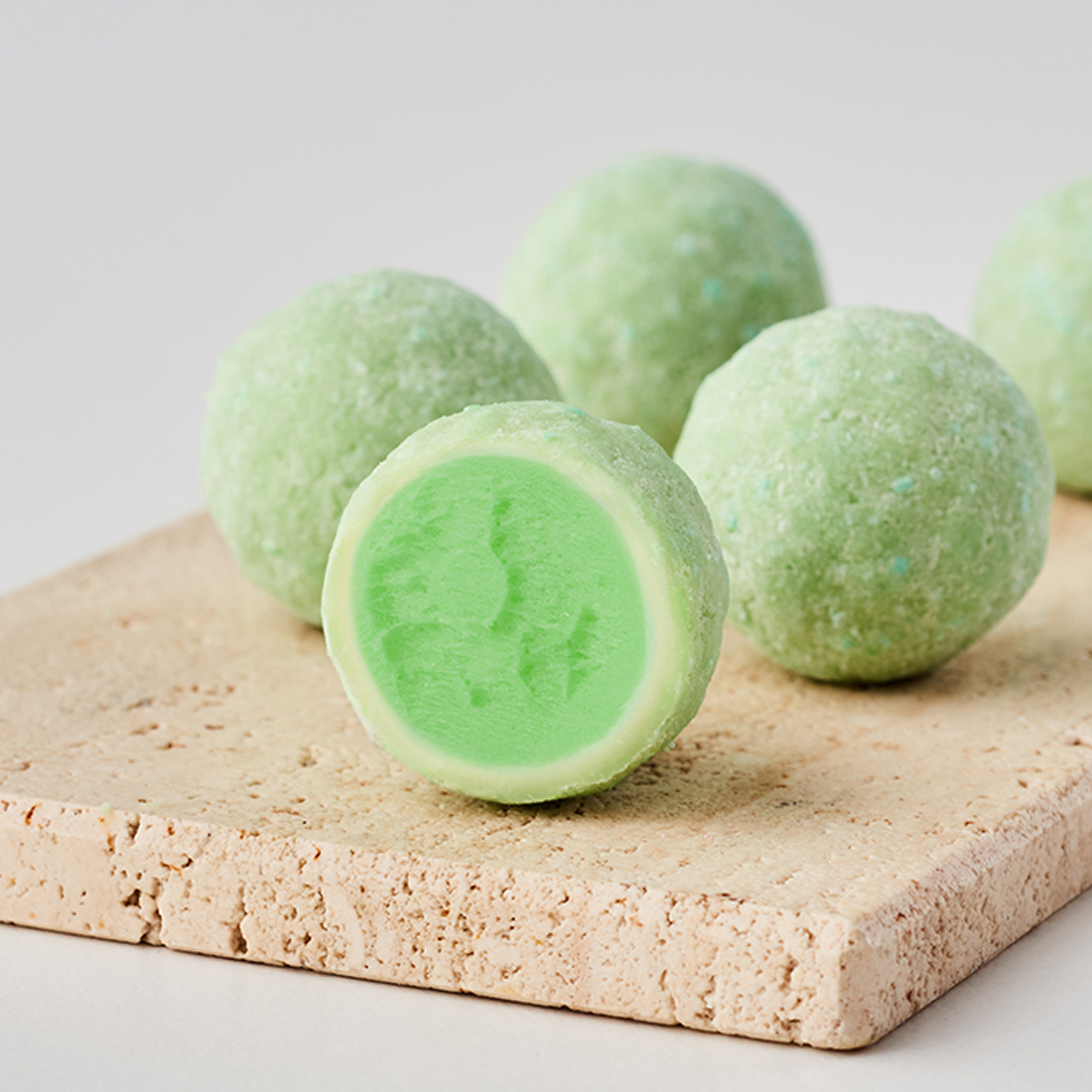 Stimmungsbild: Waldmeister Brausetrüffel grün dragiert dekorativ angeschnitten Stimmungsbild: Waldmeister Brausetrüffel grün dragiert dekorativ angeschnitten