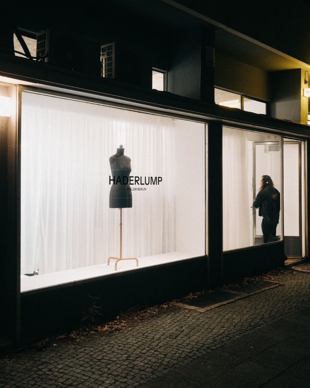 Ein Abend voller Kreativität, Berliner Energie – und natürlich Sawade Pralinen. Vielen Dank an @haderlump.berlin für die inspirierende Pre-Opening Night und die großartige Bühne für unsere Pralinen. Das junge Berliner Modelabel ist all made in Berlin - jedes Stück wird im Berliner Atelier designt und von Hand gefertigt. Zwischen Live-Performance, Design und Drinks waren unsere Pralinen in bester Gesellschaft. ✨
📸 @moritzhoegemann
#SawadeBerlin #Haderlump #OpeningNight #BerlinMoments #Recap