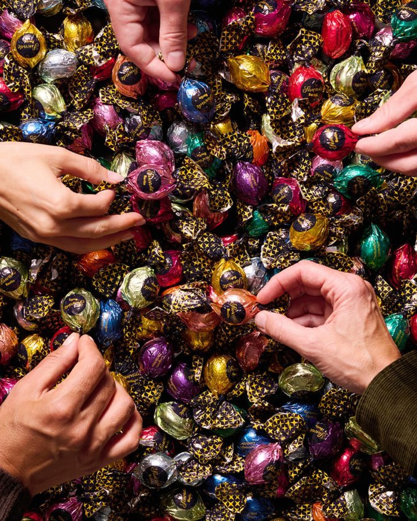 Rund, bunt & unwiderstehlich: unsere Pralinenkugeln gibt es in über 16 Sorten! 🍬
Von Spekulatius über Bratapfel, gebrannte Mandel und Co., alle liebevoll in unserer Berliner Manufaktur hergestellt. Traditionell geschleudert, handgefüllt, mundgerecht – und auf Wunsch in wunderschönen Geschenkdosen, die auch nach dem Genießen Freude bereiten 🎁🎄✨
Welche Sorte ist dein Favorit? ❤️👇🏼
#SawadeBerlin #Pralinen #Pralinenkugeln #Weihnachten