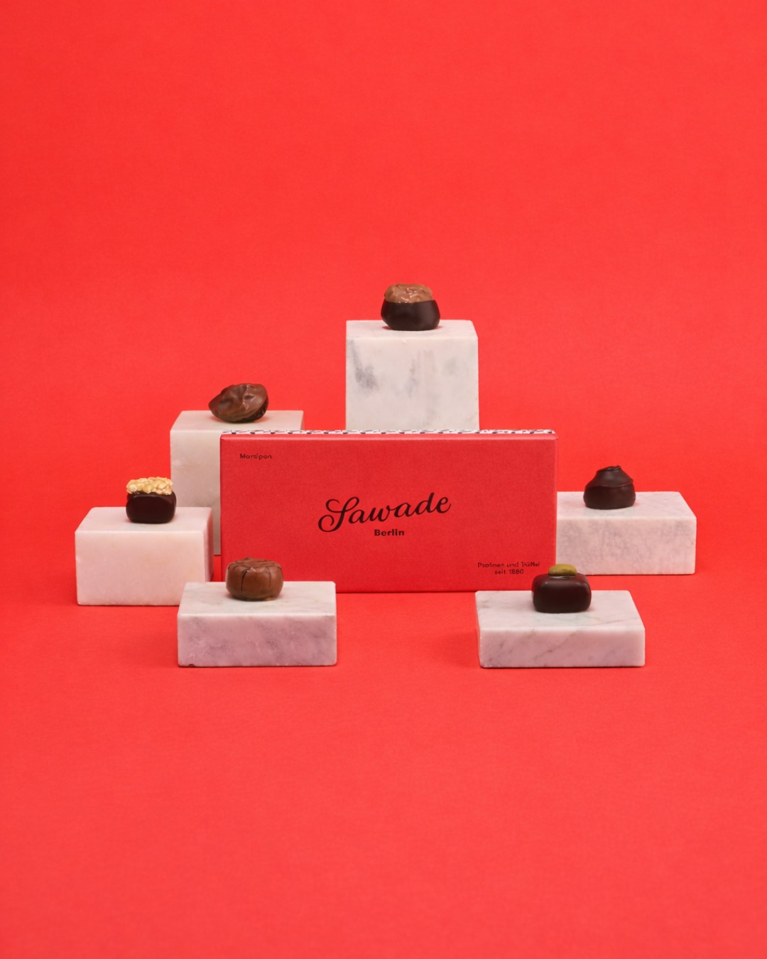 Tag des Marzipans: Heute feiern wir einen Klassiker, der bei uns ganz bewusst pur bleibt. Wenig Zucker, viel Mandel. Und vor allem: viel Geschmack.
Süß- und Bittermandeln vom Mittelmeer werden dafür besonders fein vermahlen – für ein intensives, klares Aroma.
Schon probiert? ❤️
#SawadeBerlin #Marzipan #Edelmarzipan #Handwerk #Pralinen