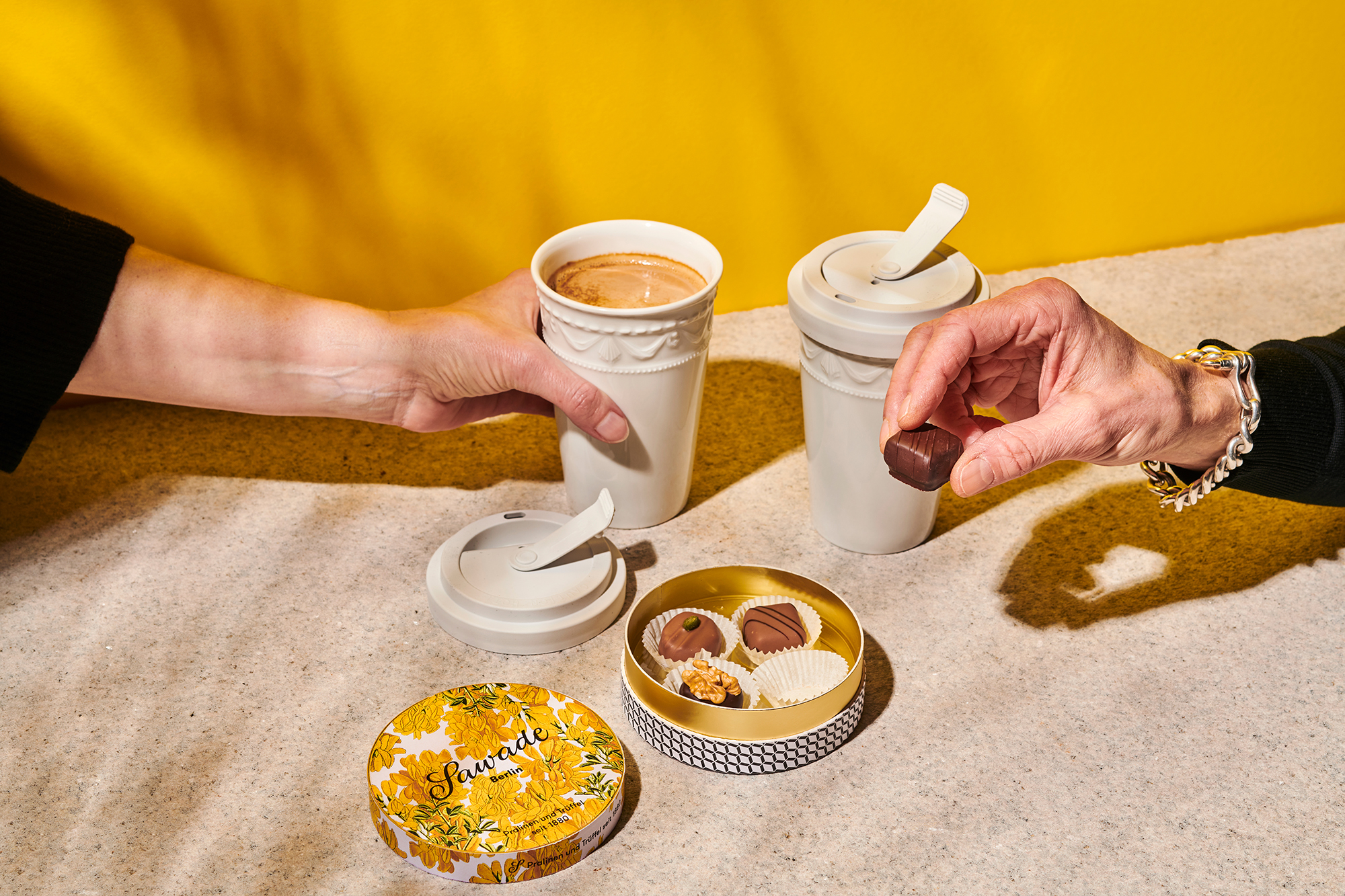 Stimmungbild: Runddose Ginster mit Kaffeebecher to Go