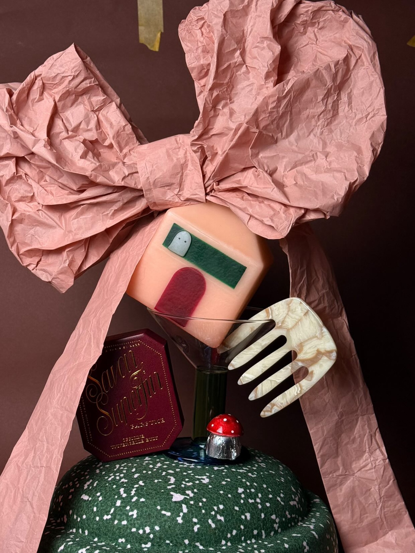 Glück zum Anbeißen? Yes please! 🍄 Unser Schoko-Pilz »Viel Glück!« ist im @klubmaison Gift Guide gelandet – perfekt für einen süßen Start ins neue Jahr.
Ob als Geschenk oder stylisches Tisch-Detail, unsere Glückspilze kommen mit good vibes inklusive. Ready für einen sweet boost in 2026? ✨
📸 @herz.und.blut
#SawadeBerlin #Glückspilze #GiftGuide #KlubMaison #NewYearVibes