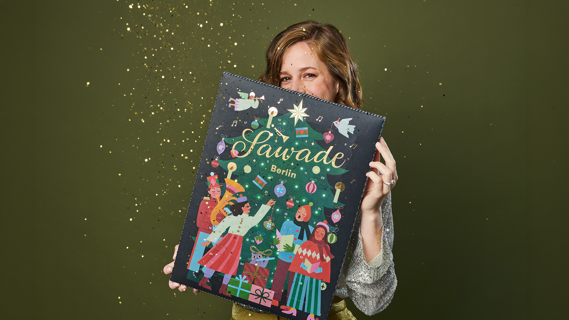 Frau hält einen Adventskalender Tannenbaum