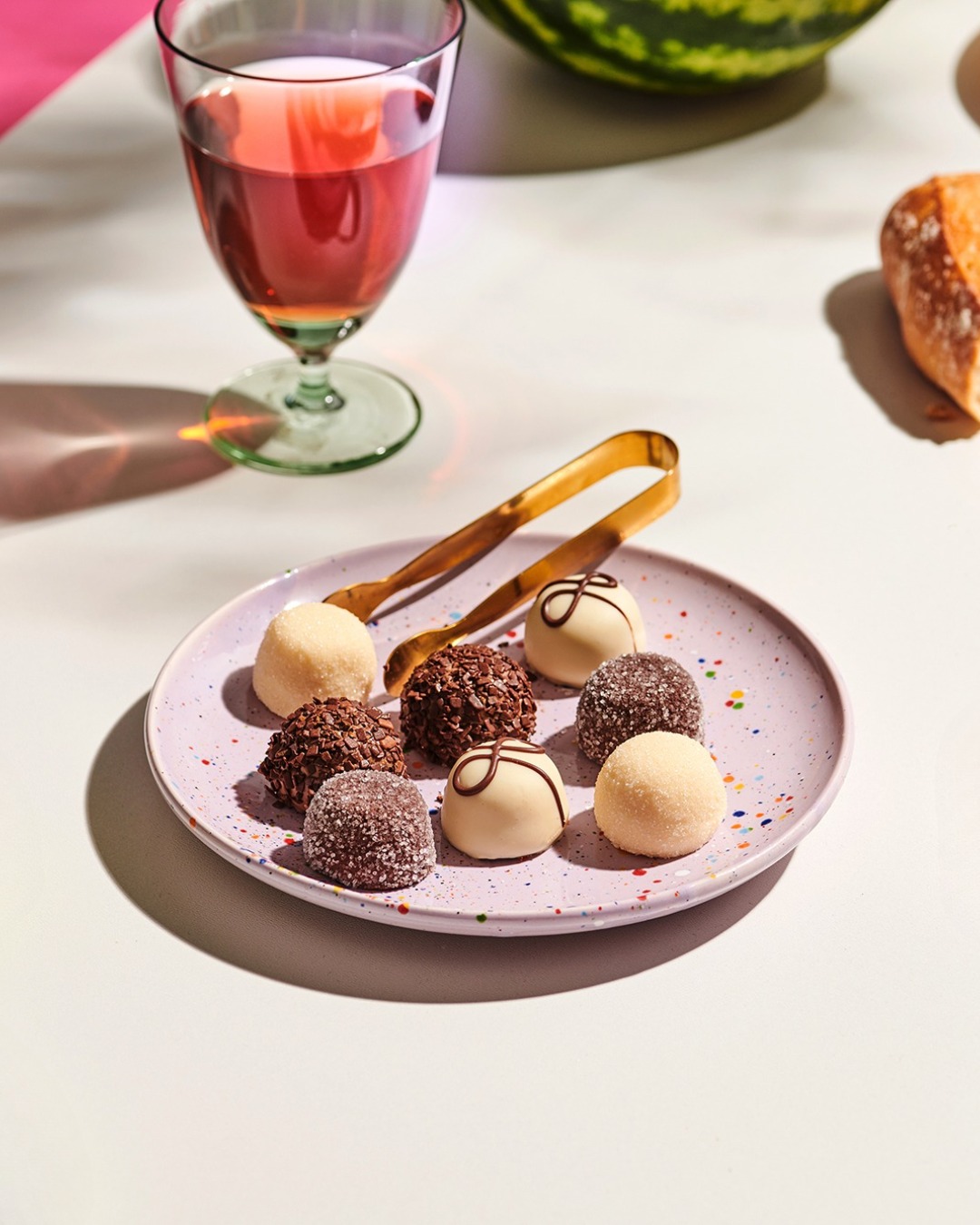 Avec plaisir! Mach dich bereit für eine süße »Tour de France« durch unsere Pralinentheke: Mousse au Café, Kir Royal, Marc de Champagne und weitere Pralinen warten darauf, von dir entdeckt zu werden. Très chic, très lecker! 🇫🇷

#SawadeBerlin #Pralinen #Trüffel