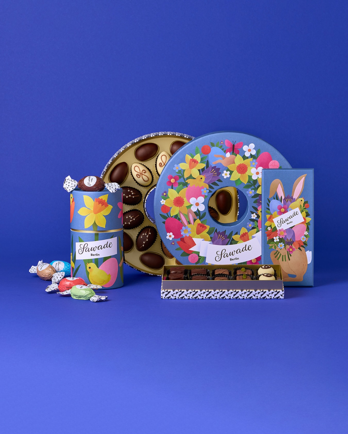 Frühling wie aus dem Ei gepellt: Auf der exklusiv für Sawade gestalteten Osterkollektion der renommierten Illustratorin @clareowenillustration wird’s wunderbar lebendig. Zwischen Krokussen, Tulpen und Narzissen tummeln sich neugierige Küken, flinke Hasen – und ganz viel gute Laune. Klassische Osterbilder treffen hier auf einen frischen Strauß aus Humor, Farbe und feinem Sawade-Charme 💛🌷

👉 Jetzt in unseren Filialen und im Onlineshop erhältlich. Let the egg hunt begin!

#SawadeBerlin #ClareOwen #Ostern #SpringVibes #Pralinenliebe