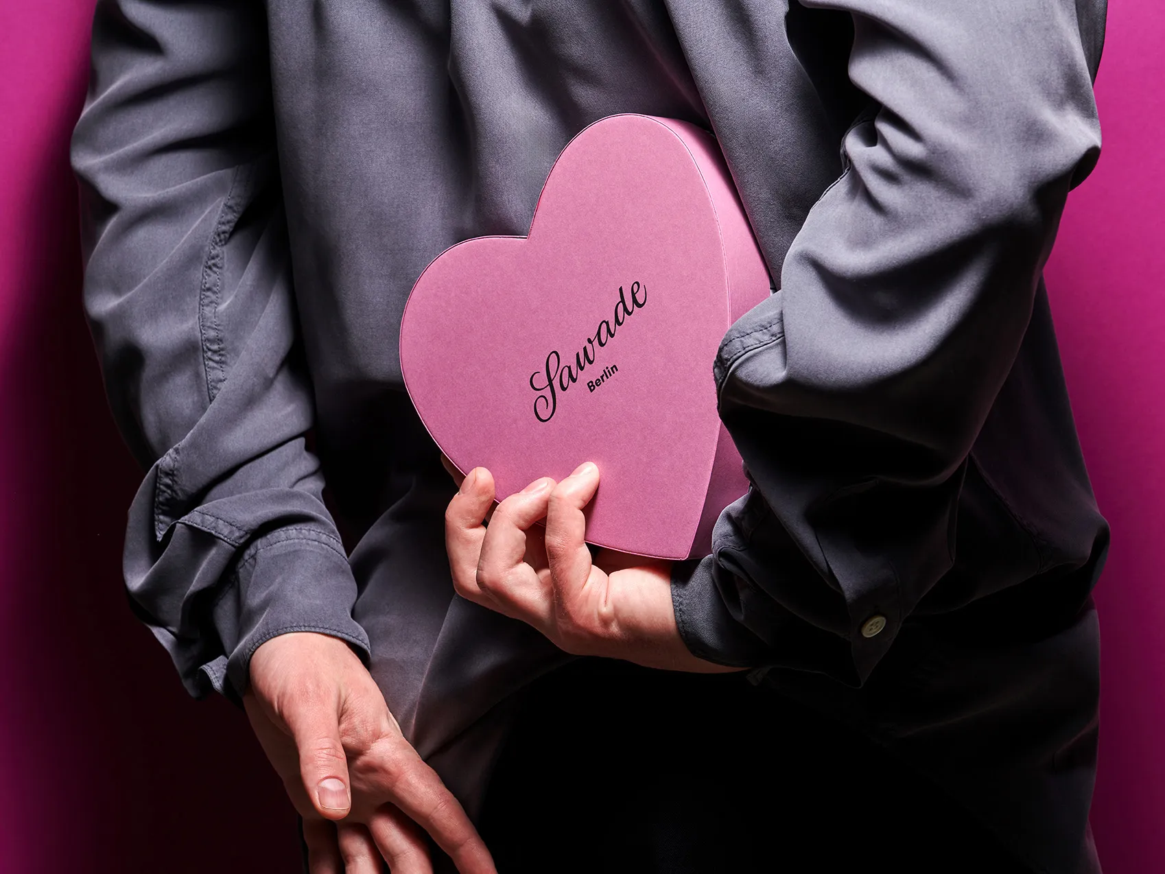 Stimmungsbild: Herzschachtel wird hinterm Rücken gehalten