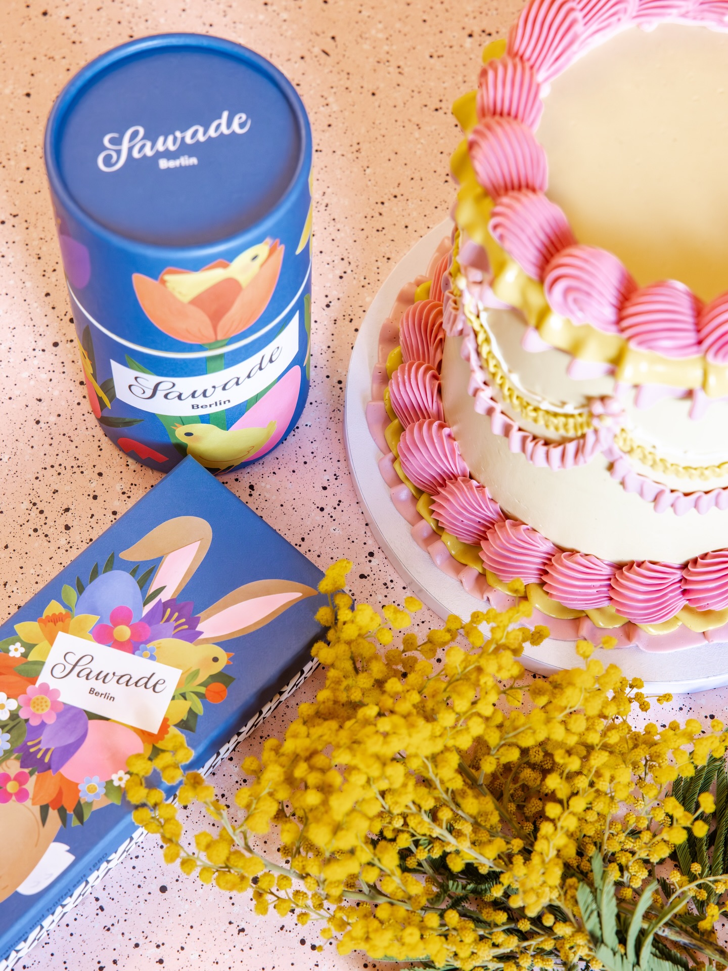 🎂 SWEET EASTER GIVEAWAY* 🎂
Berlin aufgepasst! Gemeinsam mit @cakesberlin verlosen wir ein süßes Oster-Bundle bestehend aus:

🎂 1 x kunstvoller Cake von @cakesberlin (für 6-8 Personen)
🌷 1 x Sawade Geschenkdose »Osterwiese«
🐰 1 x Sawade Pralinenschachtel »Osterhase«

Perfekt für alle, die es sich an Ostern richtig süß machen wollen. 💛

So nimmst du teil: 
- Like diesen Post
- Folge @sawade.berlin & @cakesberlin 
- Markiere eine Person aus Berlin, mit der du gerne das Bundle teilen würdest.
Viel Glück! ✨

📸 @mariestaggat 

❗️WICHTIG: Pickup only in Berlin! Der Gewinn wird NICHT versendet und muss persönlich bei Cakes Berlin, Urbanstraße 6, 10961 Berlin am Donnerstag, 2.04.2026 zwischen 11:00 - 14:00 Uhr abgeholt werden.

*Gewinnspielkonditionen: Teilnahme bis 29.03.2026, 23:59 Uhr. Teilnahme ab 18 Jahren. Gewinner:innen werden per DM benachrichtigt. Keine Barauszahlung. Gewinn kann in Größe und Aussehen variieren. Dieses Gewinnspiel steht in keinem Zusammenhang mit Meta und wird auch nicht von Meta unterstützt.

#Giveaway #Gewinnspiel # Verlosung