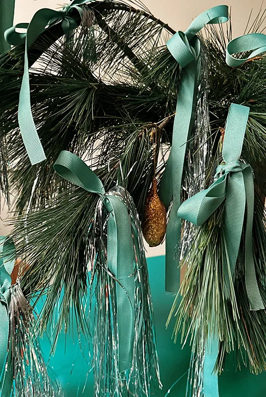 Grüne Schleifen an einer Tanne mit Zapfen