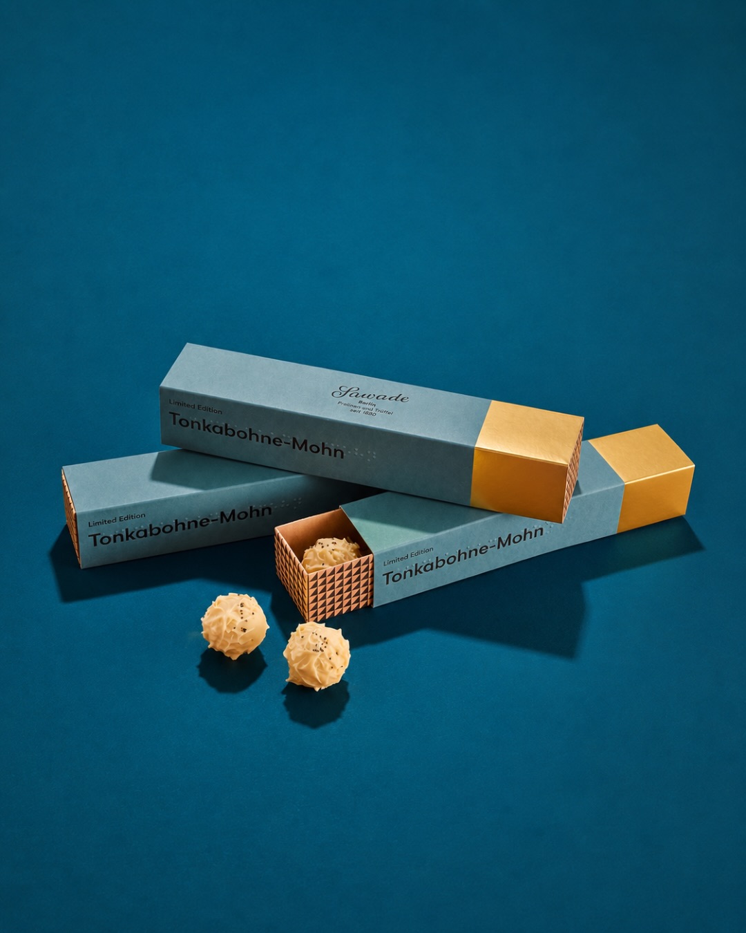 Hello, cosy season. 🍂🤎
Unsere neue Limited Edition Tonkabohne-Mohn verbindet das warme, würzige Aroma der Tonkabohne mit cremiger Ganache und knackiger weißer Schokolade. Mohn sorgt für eine feine, nussige Note und ein kleines Knistern.
Nur für kurze Zeit – so better be quick.