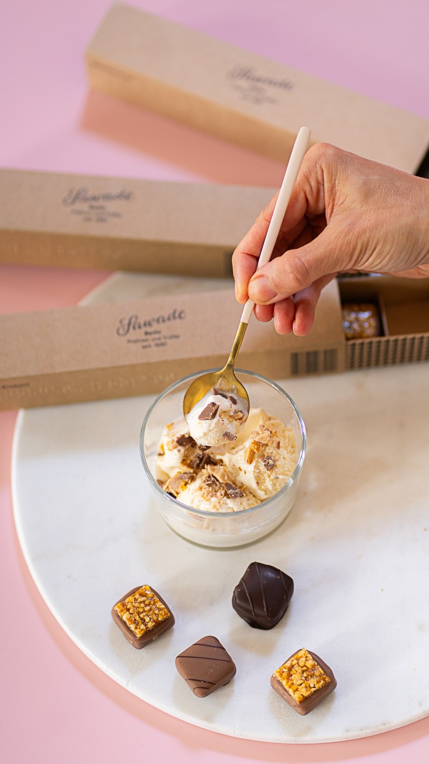 Jetzt ein Eis? Unsere Krokantpralinen verwandeln dein Eis ratzfatz in einen herrlichen Krokantbecher. Unwiderstehlich gut! 🩷