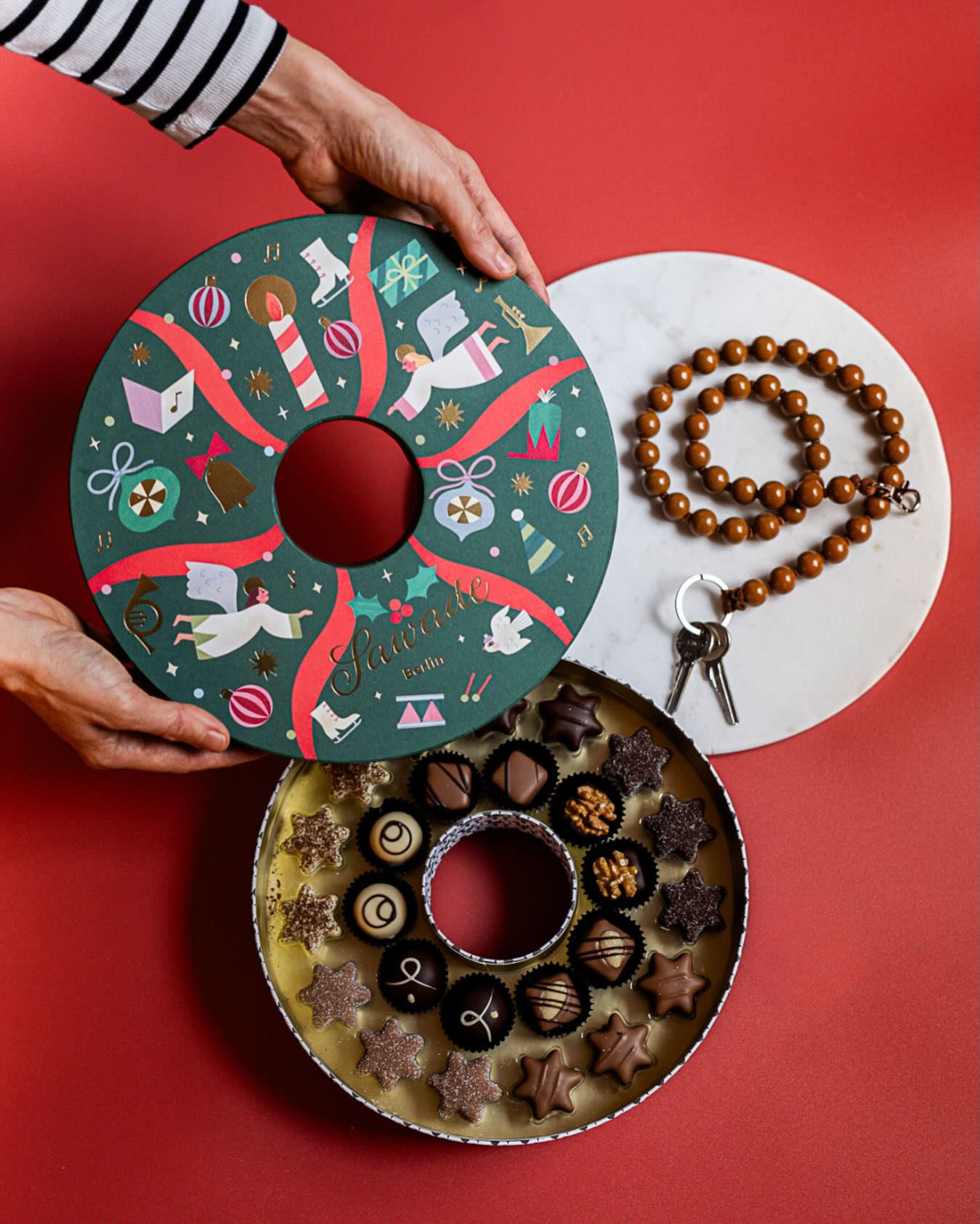 ✨ GIVEAWAY EDITION – Sawade x Friends ✨
Wir lieben es, Marken und Menschen vorzustellen, die – genau wie wir – für zeitloses Design, Qualität und feine Details stehen. 🤍
Diesmal freuen wir uns über eine besondere Zusammenarbeit mit @inaseifart – dem Berliner Designstudio, das mit seinen ikonischen Accessoires Handwerk, Formgefühl und Modernität vereint.
Gemeinsam verlosen wir zum 1. Advent ein Geschenkset voller Stil und Genuss:
🤎 1 x Keychain Perlen Long “Mocca” von Ina Seifart – ein Statement-Piece mit Charakter
🎄 1 x Sawade Geschenkschachtel „Adventskranz“ – gefüllt mit feinsten Pralinen & Trüffeln.
Ein Duo, das Eleganz, Handwerk und Berliner Charme verbindet – perfekt für die schönste Zeit des Jahres. ✨
So machst du mit:
1️⃣ Folge @sawade.berlin & @inaseifart
2️⃣ Like diesen Beitrag
3️⃣ Optional: Markiere jemanden, der Design & Pralinen genauso liebt wie du 💛
Gewinnspielkonditionen:
Teilnahme bis 30. November 2025, 23:59 Uhr, ab 18 Jahren. Gewinner:in wird per DM benachrichtigt. Keine Barauszahlung. Versand nur innerhalb Deutschlands. Das Gewinnspiel steht in keinem Zusammenhang mit Meta und wird auch nicht von Meta unterstützt.