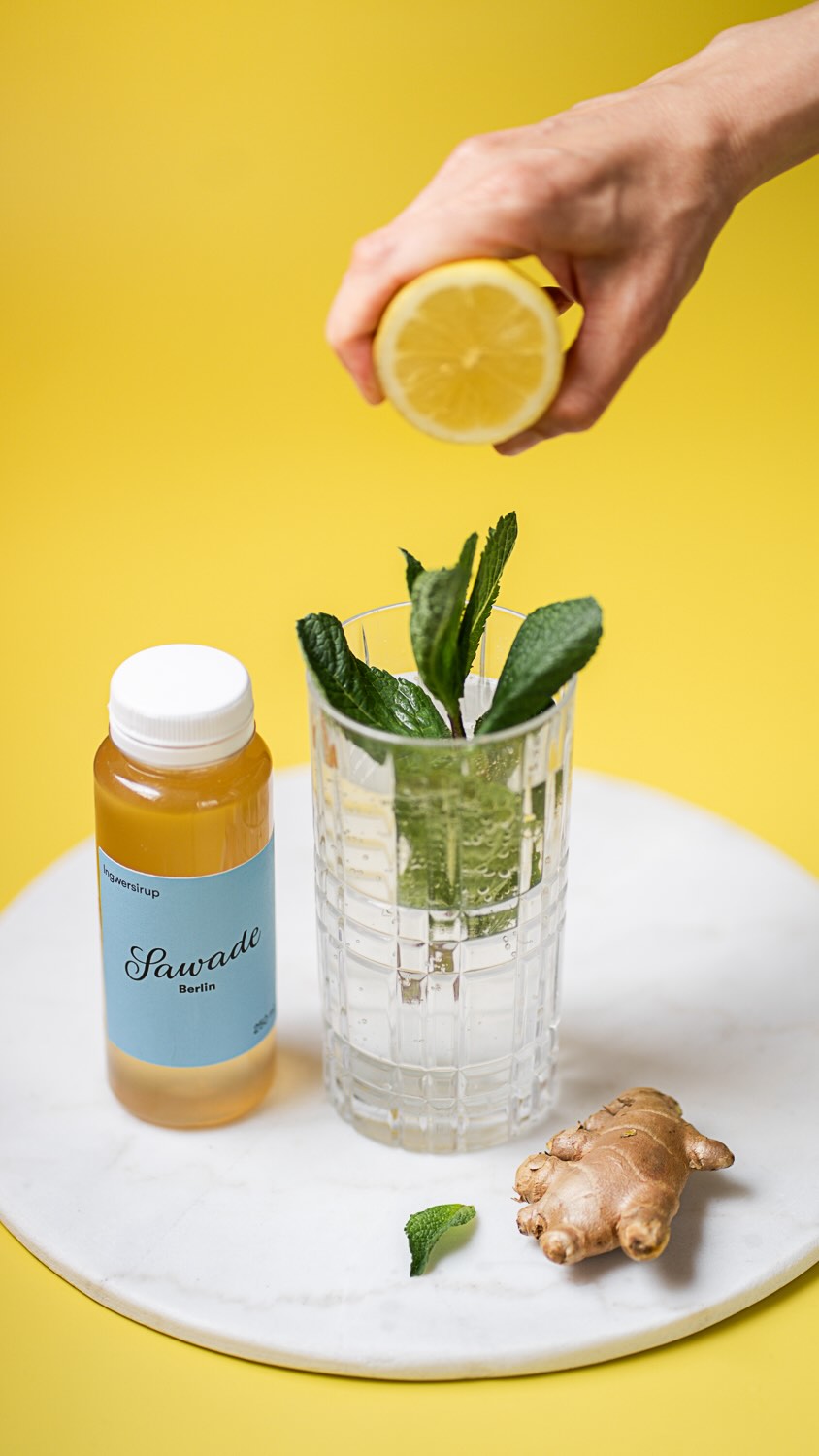 Frischekick für heiße Sommertage: hausgemachter Sawade Ingwersirup, eisgekühltes Mineralwasser, ein Schuss Zitronensaft und frische Minze… mehr braucht es nicht! 🫚🌿

P.S. Verfeinert auch Cocktails 😉