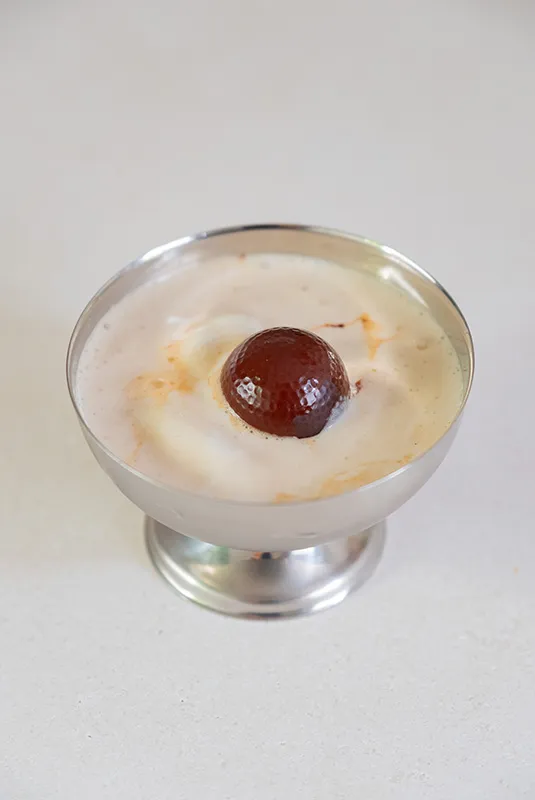 Stimmungsbild: Avogato in silberner Stischale mit einer Bärenkugel aus Vollmilchschokolade