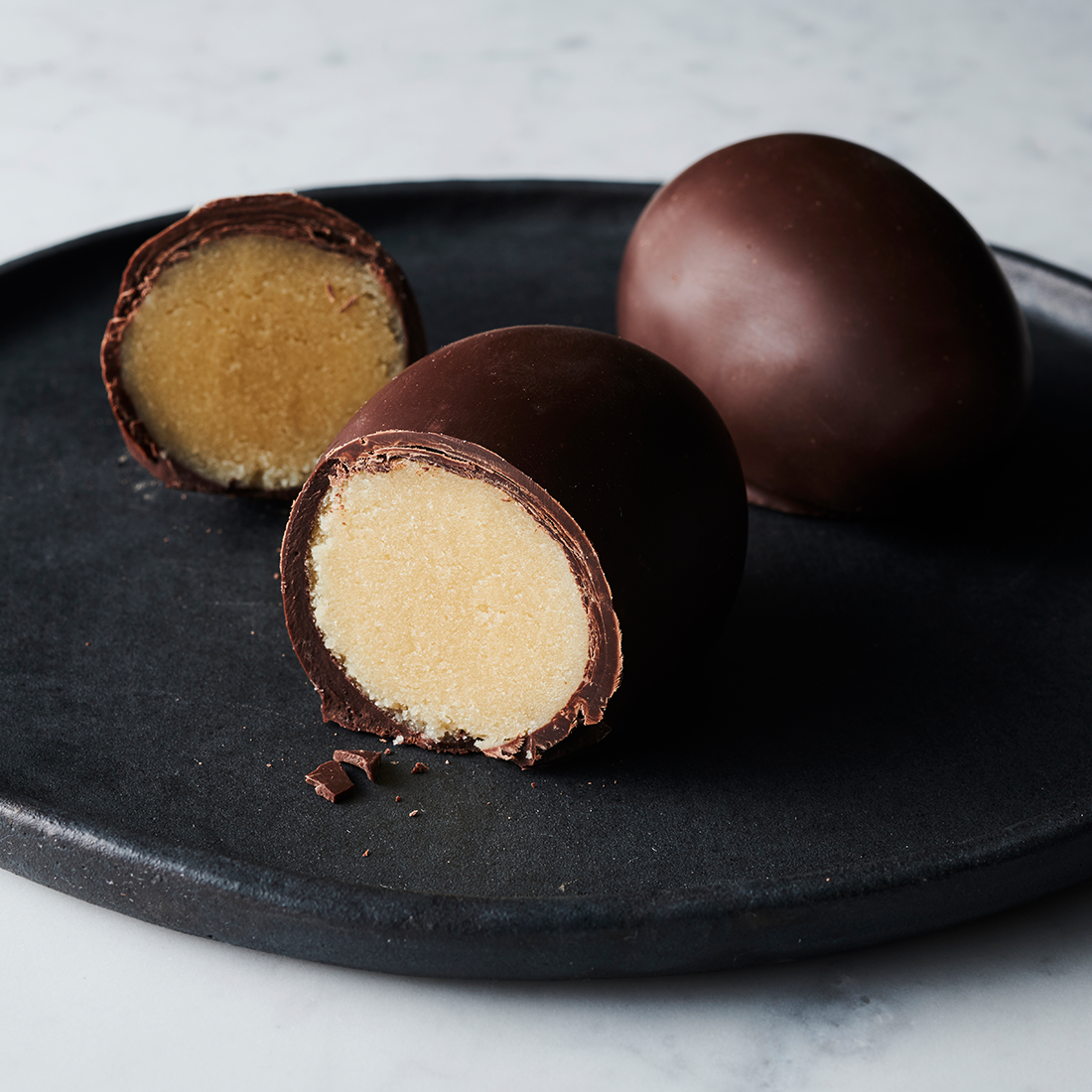 Stimmungsbild: Aromatische Eier 3 Sorten und ein Ei dekorativ aufgeschnitten Stimmungsbild: Aromatische Eier 3 Sorten und ein Ei dekorativ aufgeschnitten