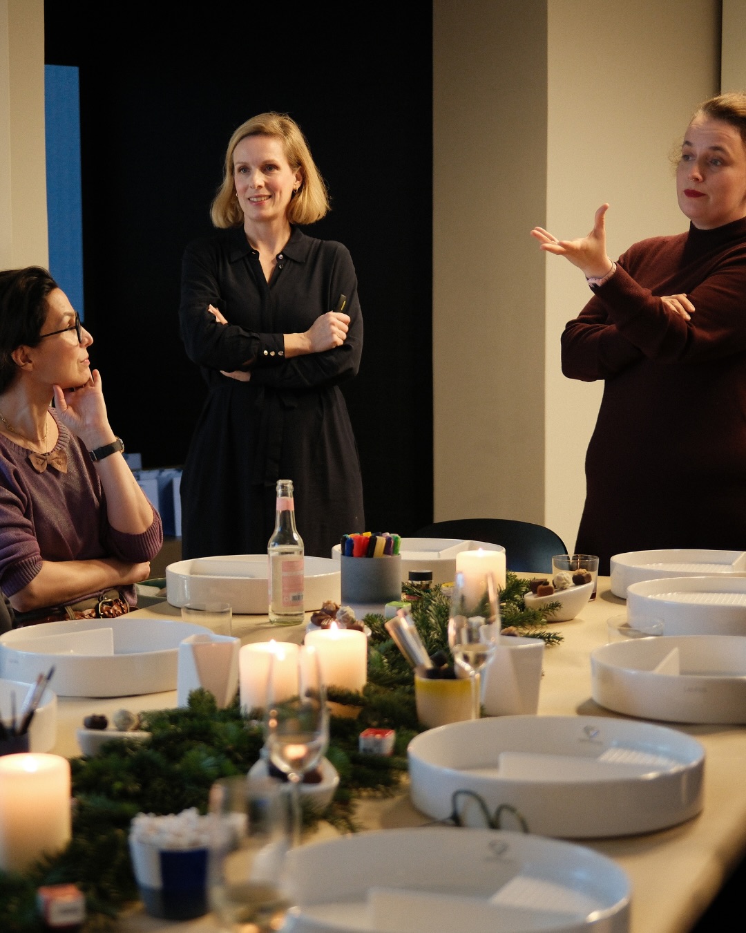 A✨ Recap - Christmas Atelier @laufen_germany @laufenbathrooms ✨
Was passiert, wenn Menschen aus Architektur, Interior Design und Lifestyle zusammenkommen? Richtig, es entsteht eine ganz besondere Atmosphäre voller Inspiration und kreativer Energie ✨
Der LAUFEN space Berlin verwandelte sich für einen Abend in ein stimmungsvolles Christmas Atelier, in dem unter der Leitung von Sarah Meyers @meyersfuegmann Schalen von Konstantin Grcic individuell gestaltet wurden.
Wir durften diesen kreativen Flow mit unseren Pralinen begleiten. Vielen Dank an Anaïs Röschke und das Team vom LAUFEN space Berlin für die Einladung 🍫🎄🎨
#ChristmasAtelier #LaufenSpace #LaufenBathrooms