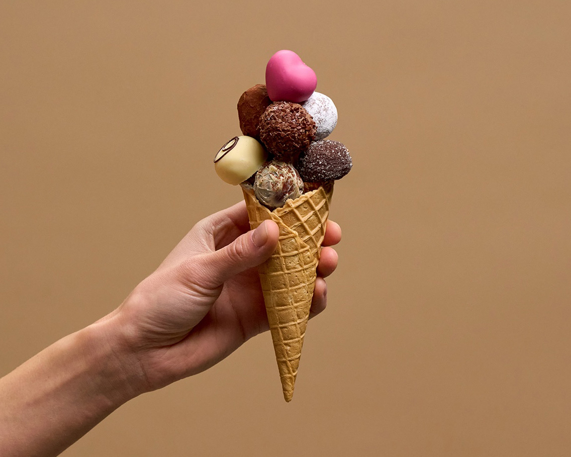Stimmungsbild: Eistüte gefüllt mit Pralinen