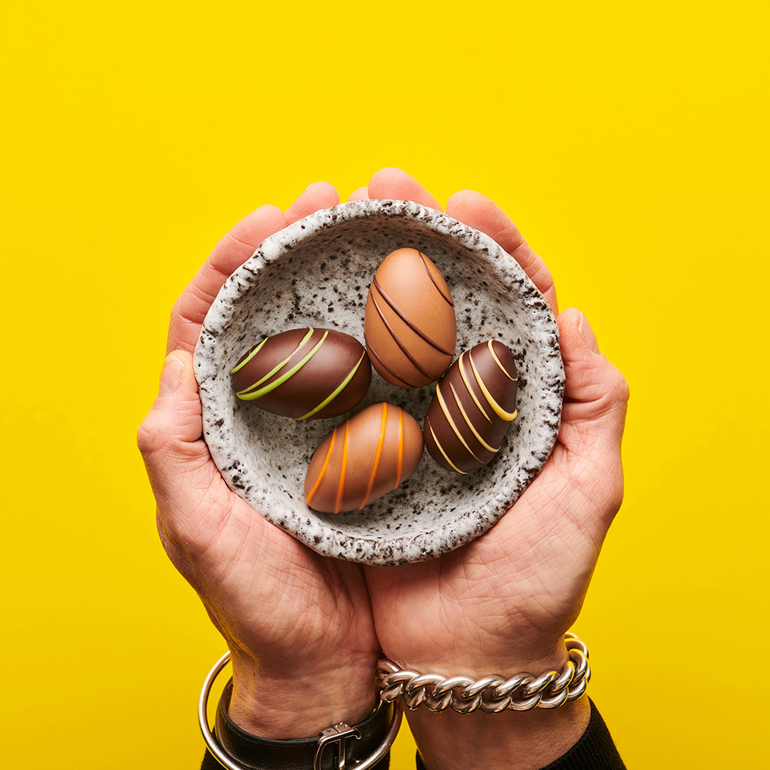 Stimmungsbild: Aromatische Eier 4 Sorten werden in einer Schale dekorativ von einem Menschen gezeigt Stimmungsbild: Aromatische Eier 4 Sorten werden in einer Schale dekorativ von einem Menschen gezeigt