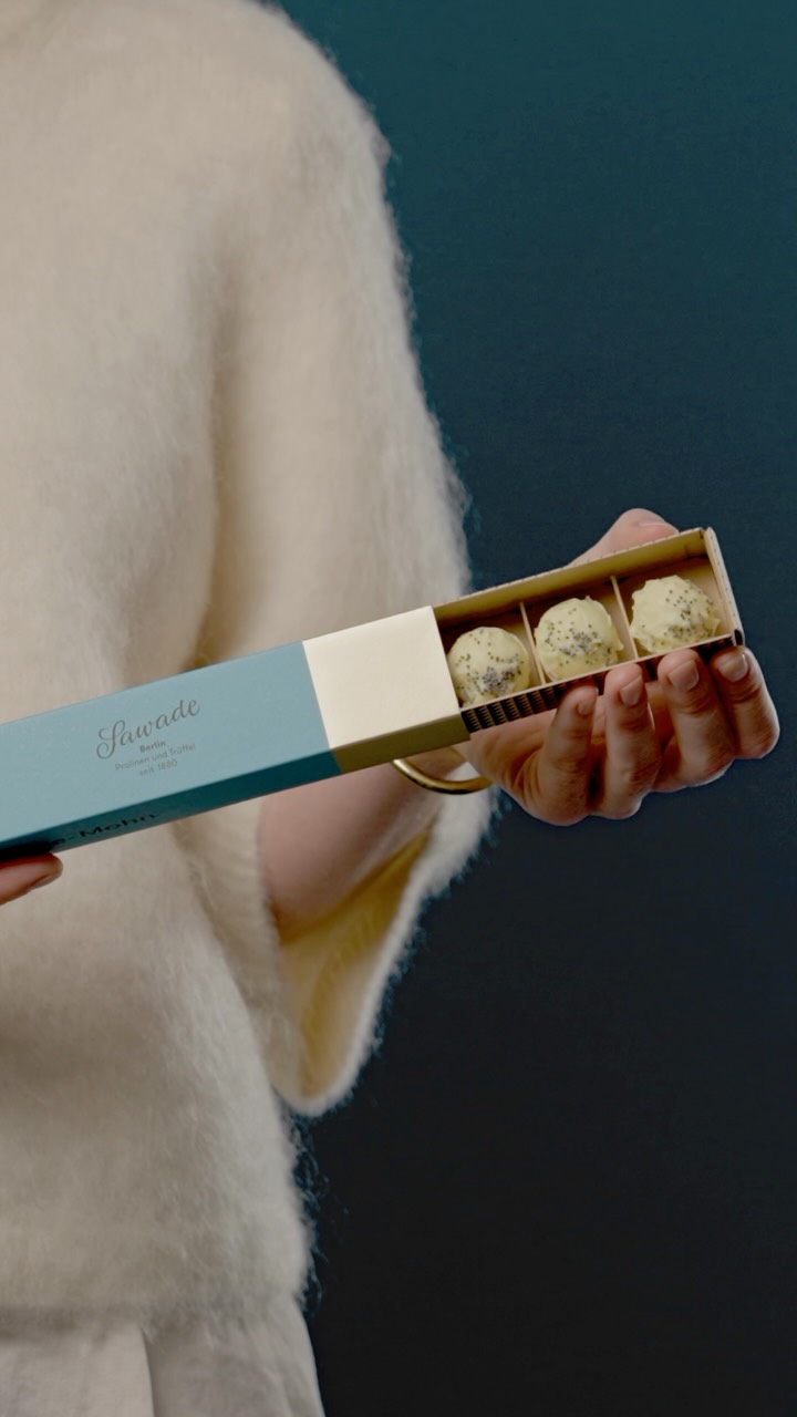 Sweet reminder. 🤎 Unsere Limited Edition Tonkabohne-Mohn gibt es nur noch für kurze Zeit. Samtig-weich mit fein knisterndem Mohn ist diese Praline eine echte Überraschung. Unbedingt probieren!