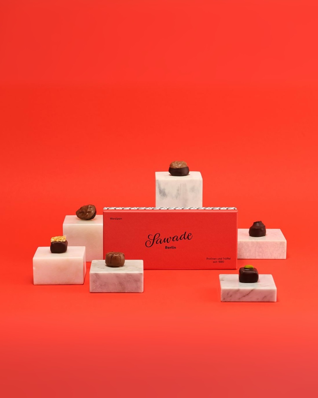Mhmm, Marzipan! ✨
Weniger Zucker, ganz viel Mandel, noch mehr Geschmack - genau dafür steht unser Marzipan. Egal ob Marzipan-Walnuss, Pistazien-Marzipan, Marzipan-Krokant oder auch unsere Königin, frisch aus unserer Manufaktur ist jede Sorte ein kleines Meisterwerk in Zartbitterschokolade. Schon probiert? 👑🍫

👉 Pssst… jetzt noch schnell für unseren Newsletter anmelden und ab Donnerstag exklusiv im Abo 10% Rabatt auf alle Marzipan Artikel erhalten!
‌
#SawadeBerlin #Marzipan #Pralinen
