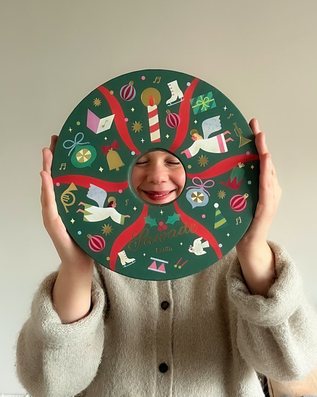 Clare Owen x Sawade: Die preisgekrönte Illustratorin @clareowenillustration aus Bristol hat für unsere diesjährige Weihnachtsedition eine Welt voller Musik, Farbe und Fantasie erschaffen. ✨

Mit ihrem unverwechselbaren Stil – „fun, yet classy and sophisticated“ – lässt sie tanzende Tiere, leuchtende Ornamente und festliche Szenen auf unseren Schachteln lebendig werden. Ihr Mix aus klaren Formen, kunterbunten Farben und feinen Texturen fängt den weihnachtlichen Spirit von Sawade perfekt ein – verspielt, elegant und voller festlichem Charme. 🎁

#SawadeBerlin #ClareOwen #Illustrationen #Pralinen