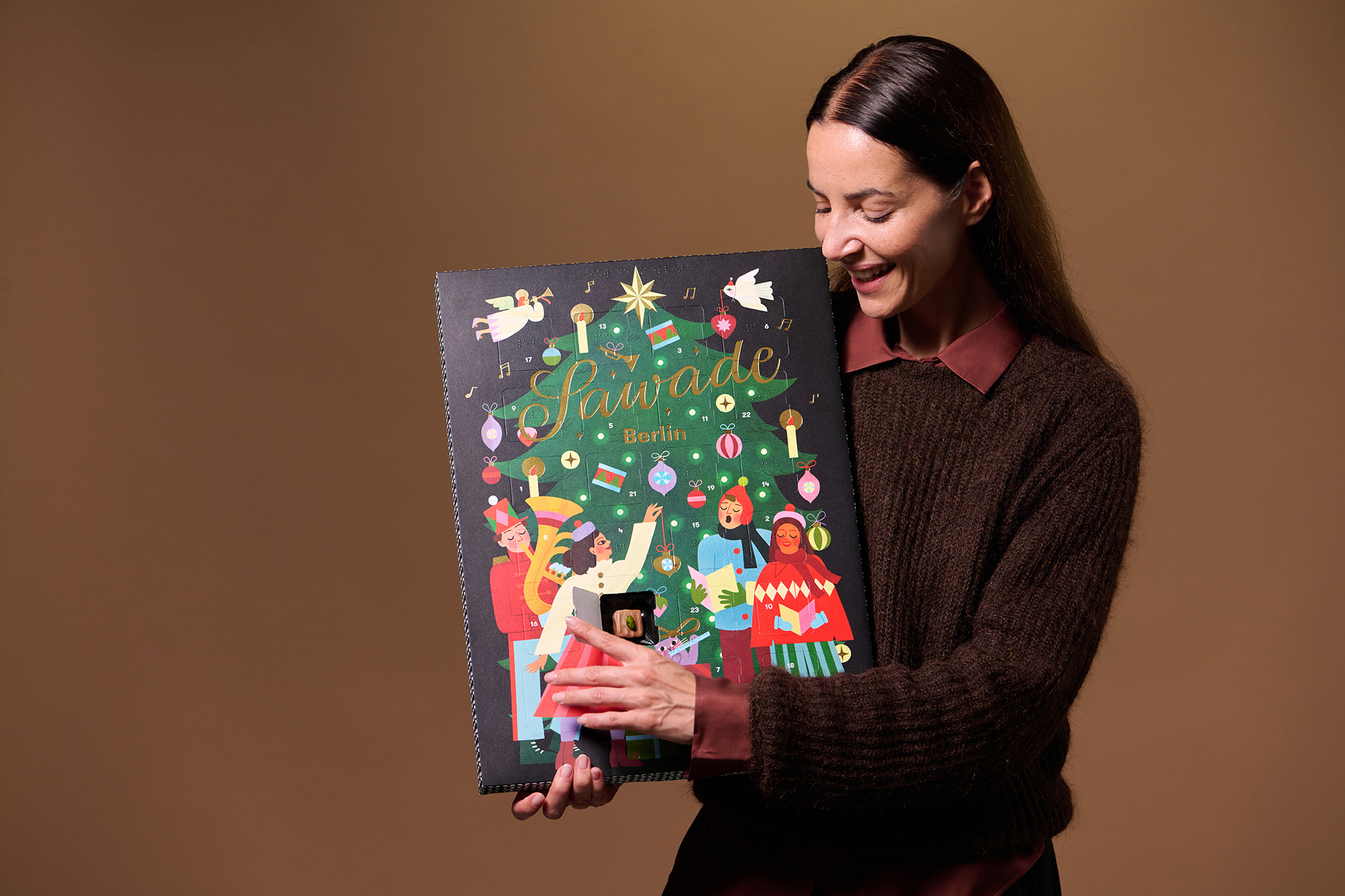 Junge Frau mit Adventskalender Tannenbaum