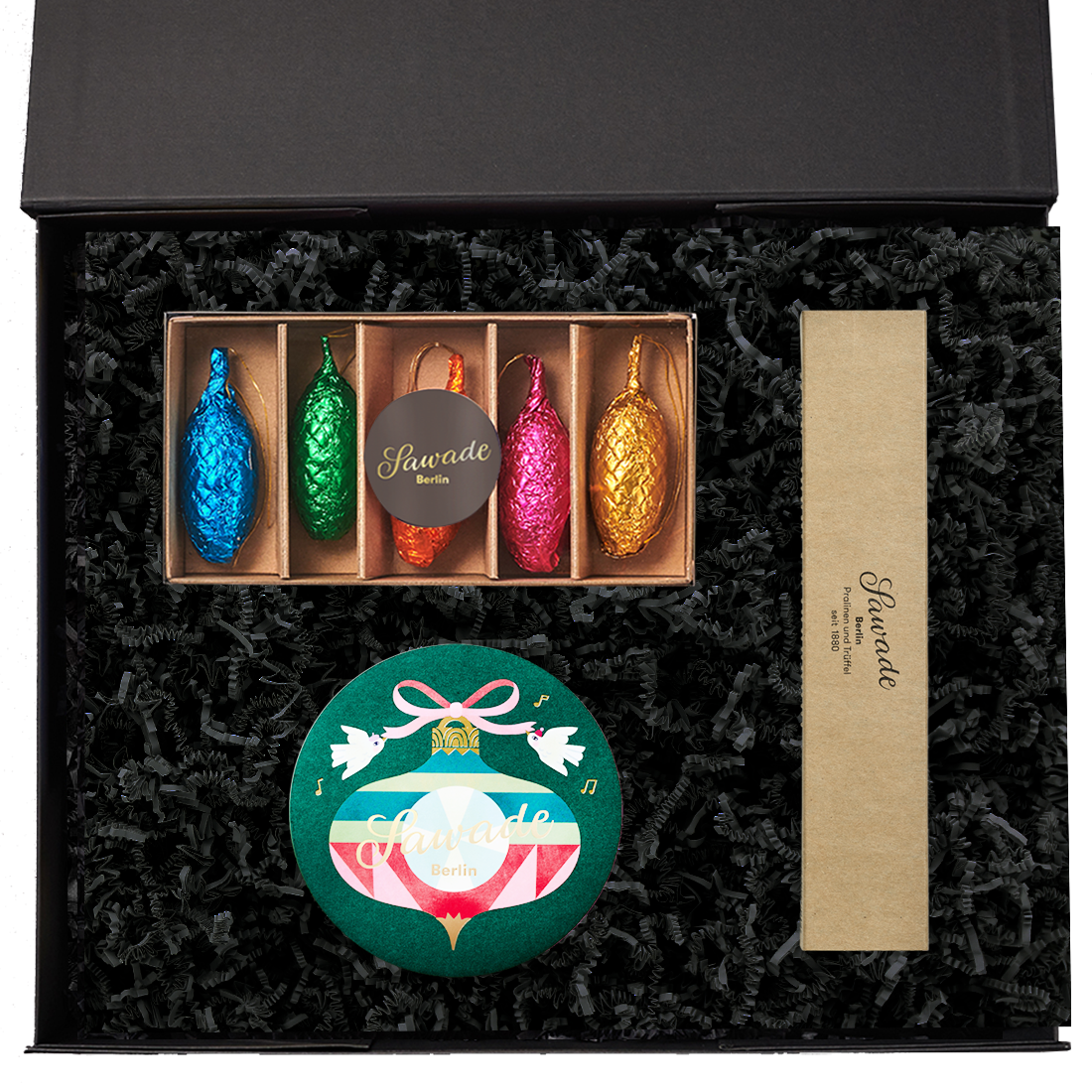 Geschenkbox mit Runddose Schmuckstück, kleiner Schachtel Christbaumschmuck Tannenzapfen und Pralinenstange Blätterkrokant