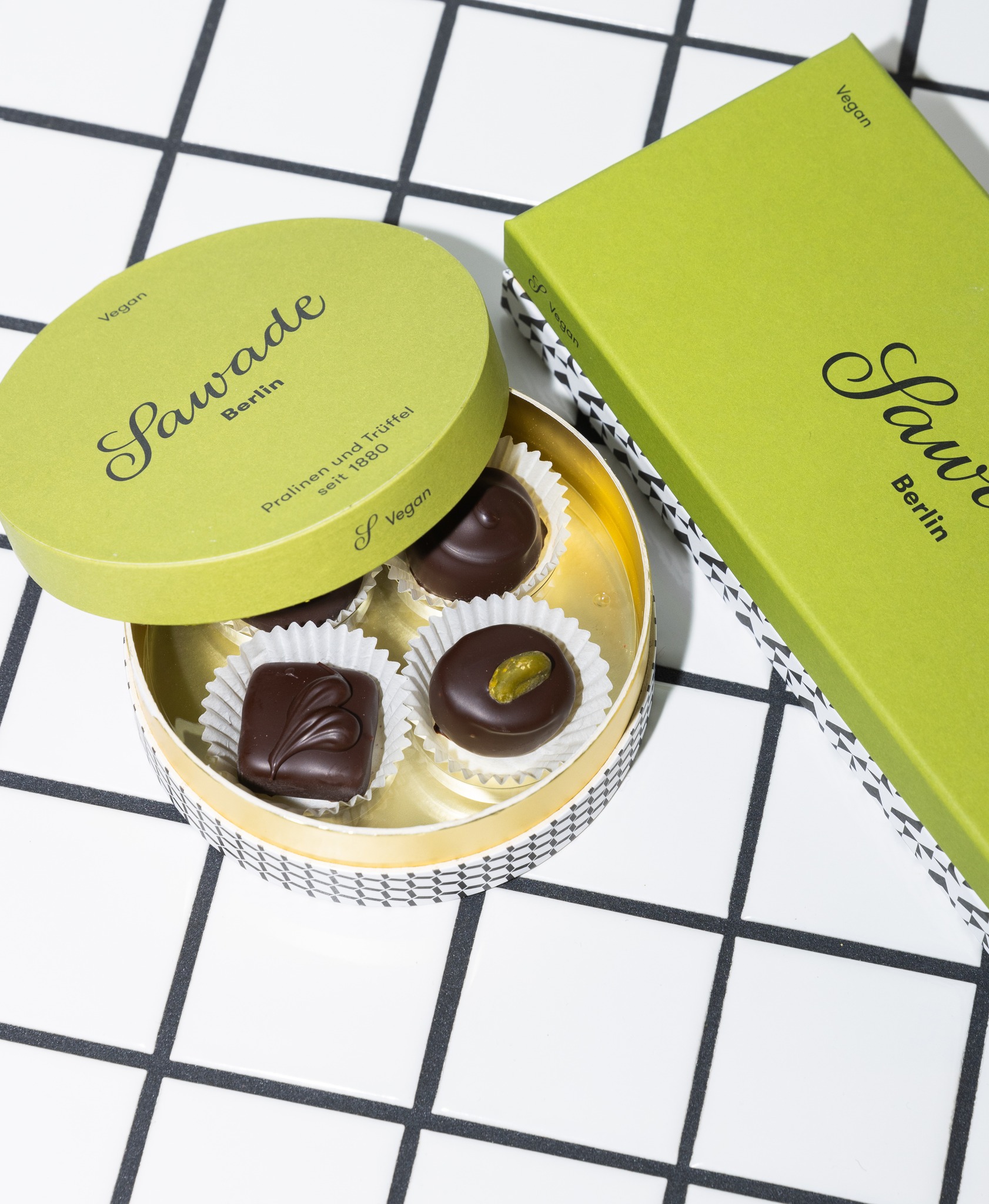 Vegan, Baby! Feinste Pralinen in Zartbitterschokolade, 100 Prozent frei von tierischen Produkten. 💚
Purer Genuss!
📸 @mariestaggat