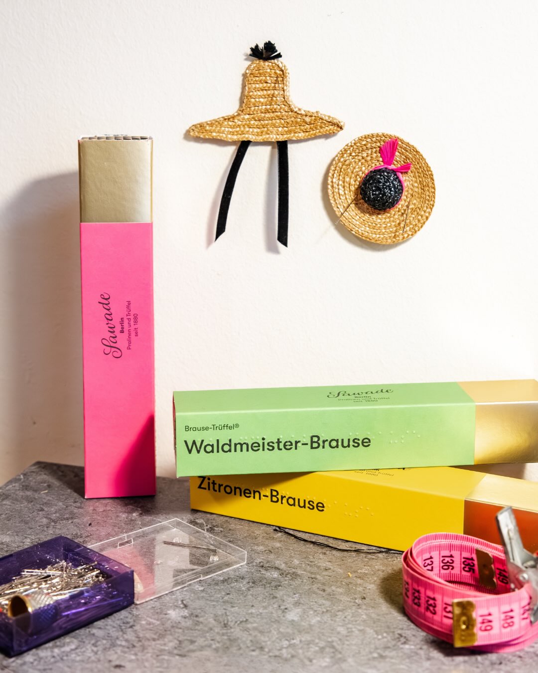 ✨HATS & TREATS GIVEAWAY* ✨
Too sweet to handle: Gemeinsam mit @suz.berlin verlosen wir ein ganz besonderes Set:
2 handgefertigte Strohhut-Broschen von SUZ Berlin. Achtung, es handelt sich um Unikate, die es so nicht zu erwerben gibt!
3 Stangen prickelnde Brause-Trüffel von Sawade (in den Sorten, Himbeere, Zitrone und Waldmeister)
So nimmst du teil:
– Folge @sawade.berlin & @suz.berlin
– Like diesen Beitrag
– Tagge eine Person, mit der du diesen Gewinn teilen würdest.
Viel Glück! 🩷👒
📸 @mariestaggat
*Gewinnspielkonditionen: Teilnahme bis 17.05.2026, 23:59 Uhr. Teilnahme ab 18 Jahren. Gewinner:innen werden per DM benachrichtigt. Keine Barauszahlung. Dieses Gewinnspiel steht in keinem Zusammenhang mit Meta und wird auch nicht von Meta unterstützt.
#Giveaway #Verlosung #Gewinnspiel #SuzBerlin SawadeBerlin